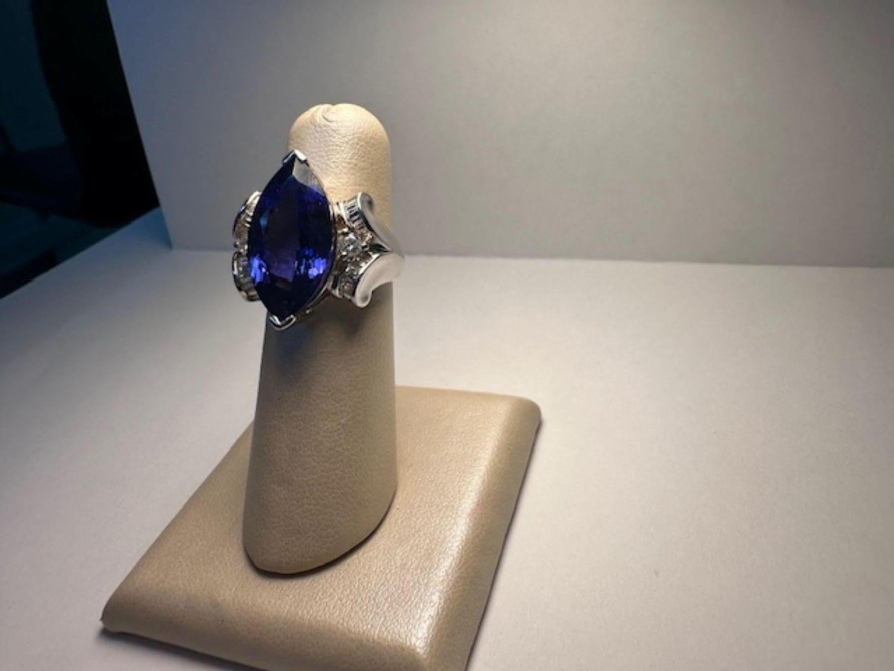 Marquise Tansanit Ring mit 8 Karat Mittelstein und Diamanten 18k Weißgold (Zeitgenössisch) im Angebot