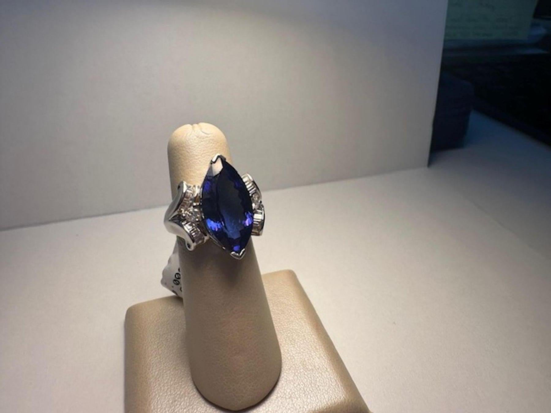 Marquise Tansanit Ring mit 8 Karat Mittelstein und Diamanten 18k Weißgold (Marquiseschliff) im Angebot