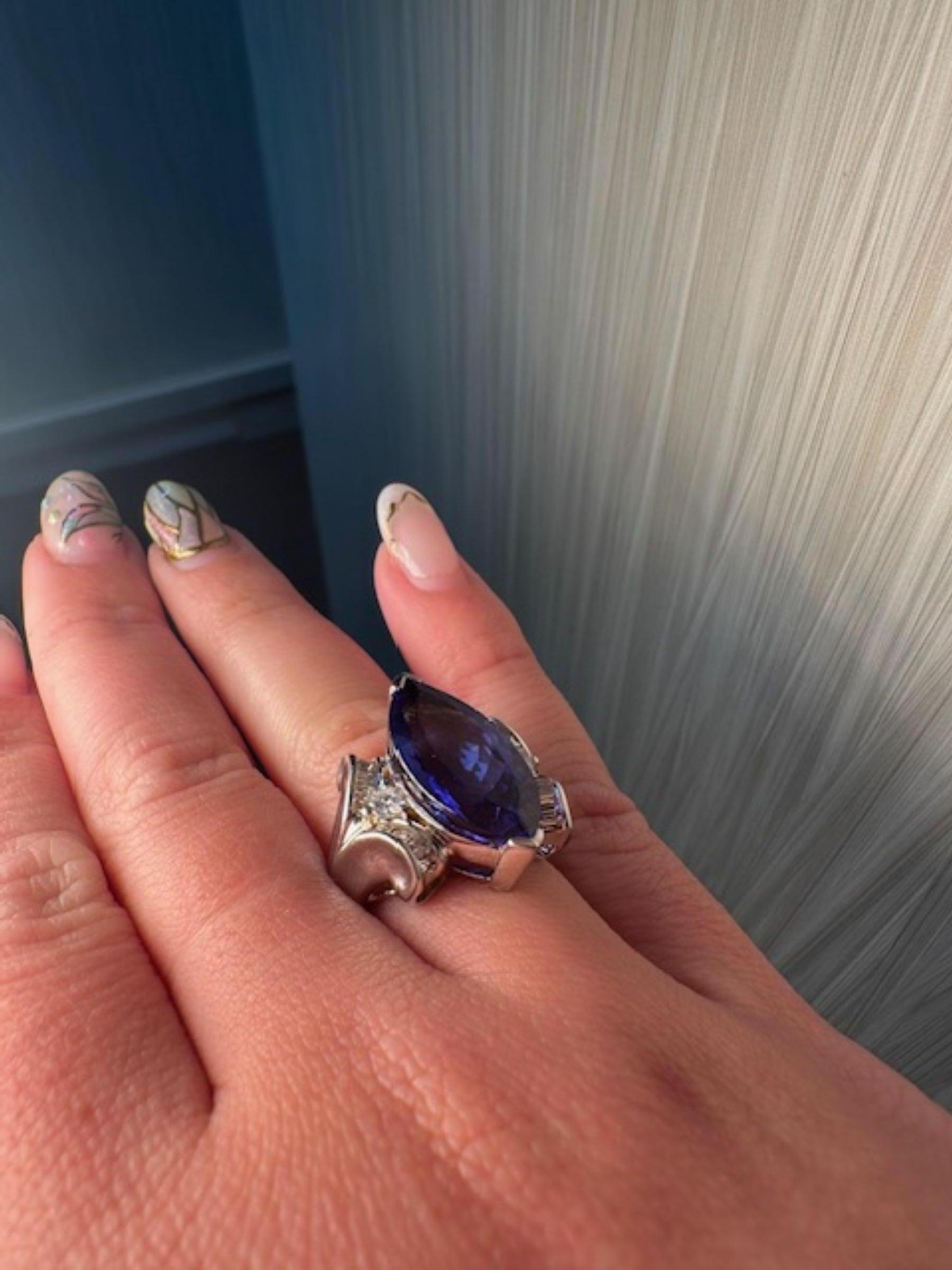 Marquise Tansanit Ring mit 8 Karat Mittelstein und Diamanten 18k Weißgold im Angebot 1