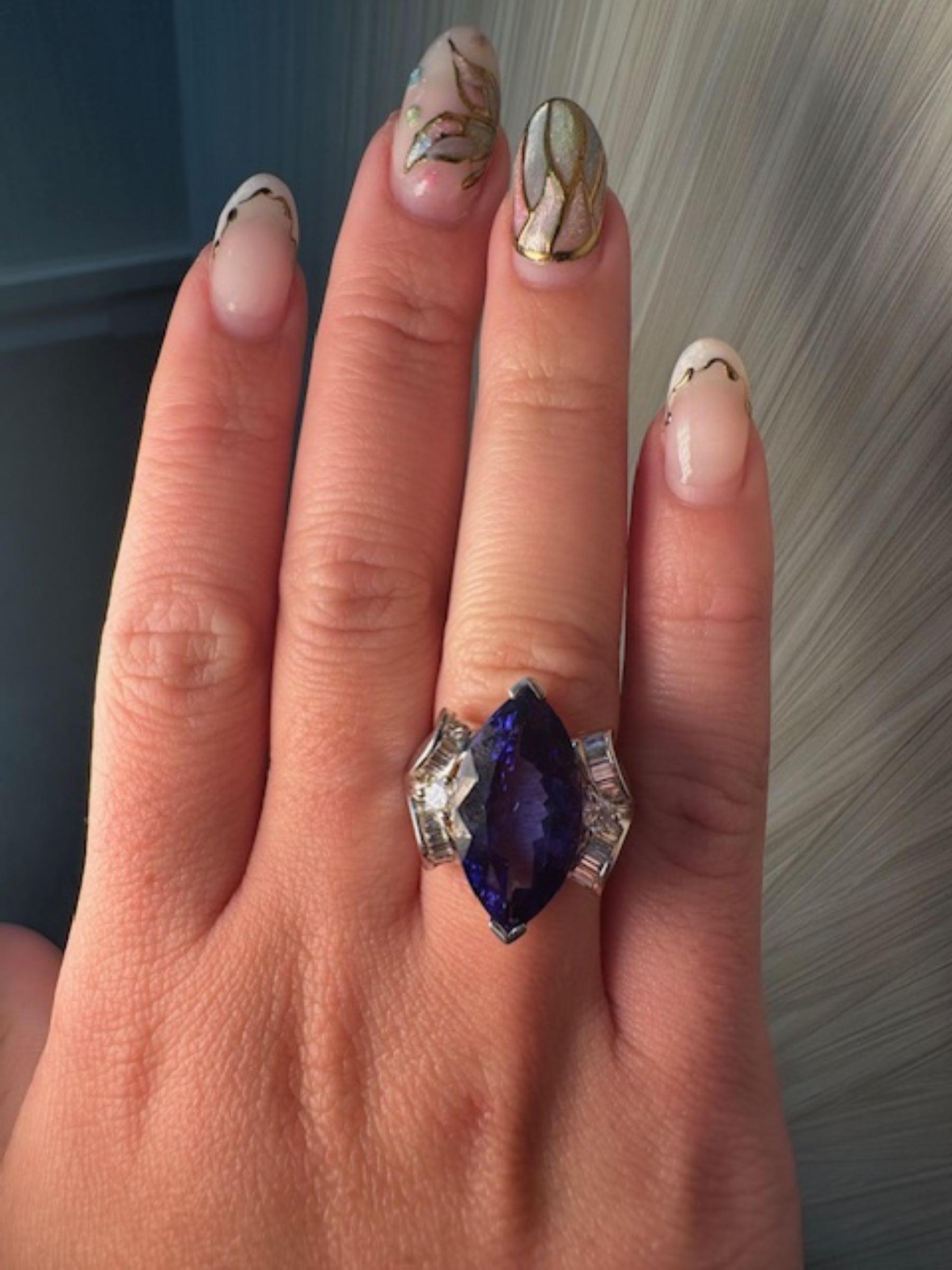 Marquise Tansanit Ring mit 8 Karat Mittelstein und Diamanten 18k Weißgold für Damen oder Herren im Angebot