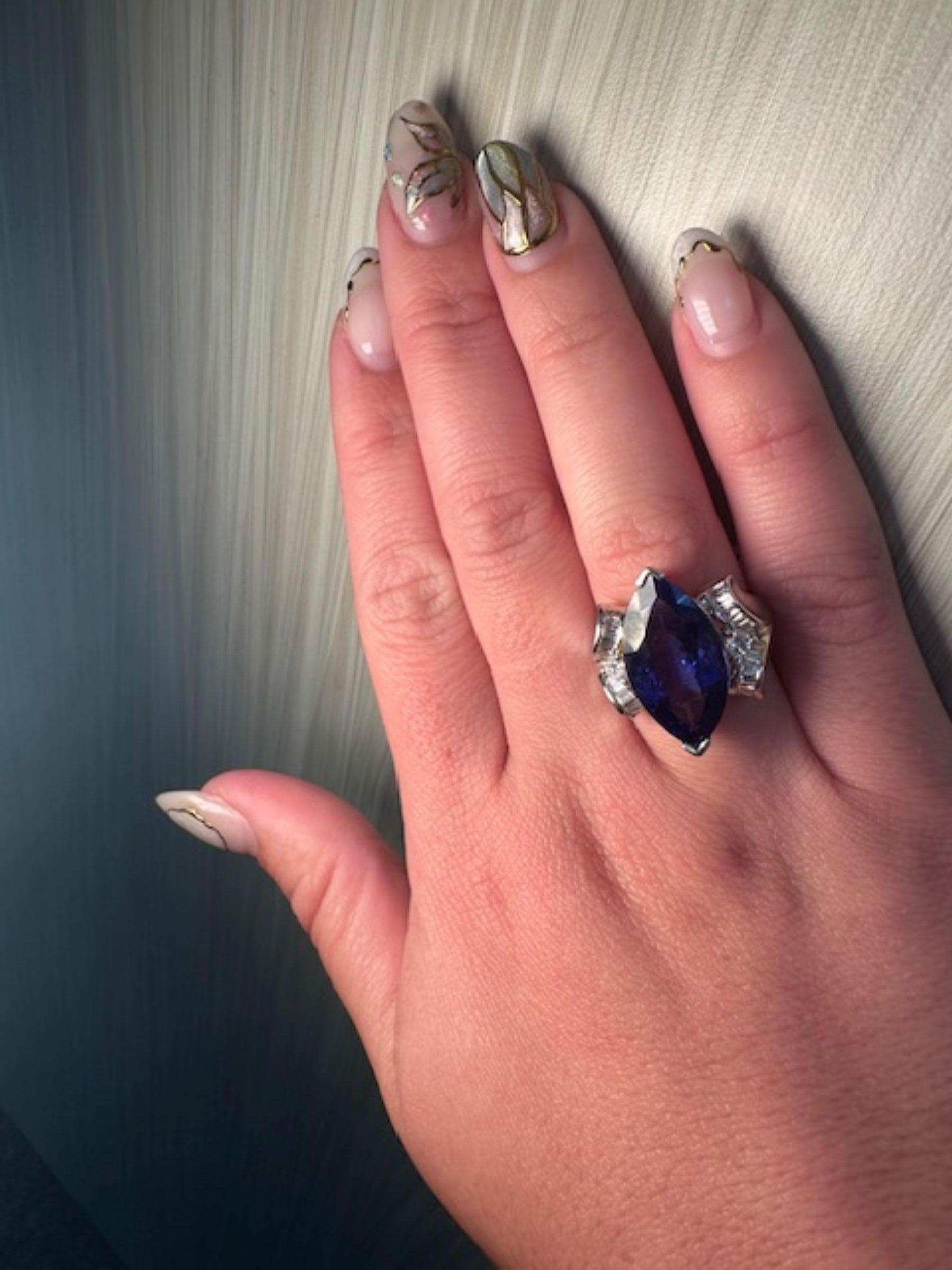 Marquise Tansanit Ring mit 8 Karat Mittelstein und Diamanten 18k Weißgold im Angebot 2