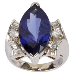 Marquise Tansanit Ring mit 8 Karat Mittelstein und Diamanten 18k Weißgold