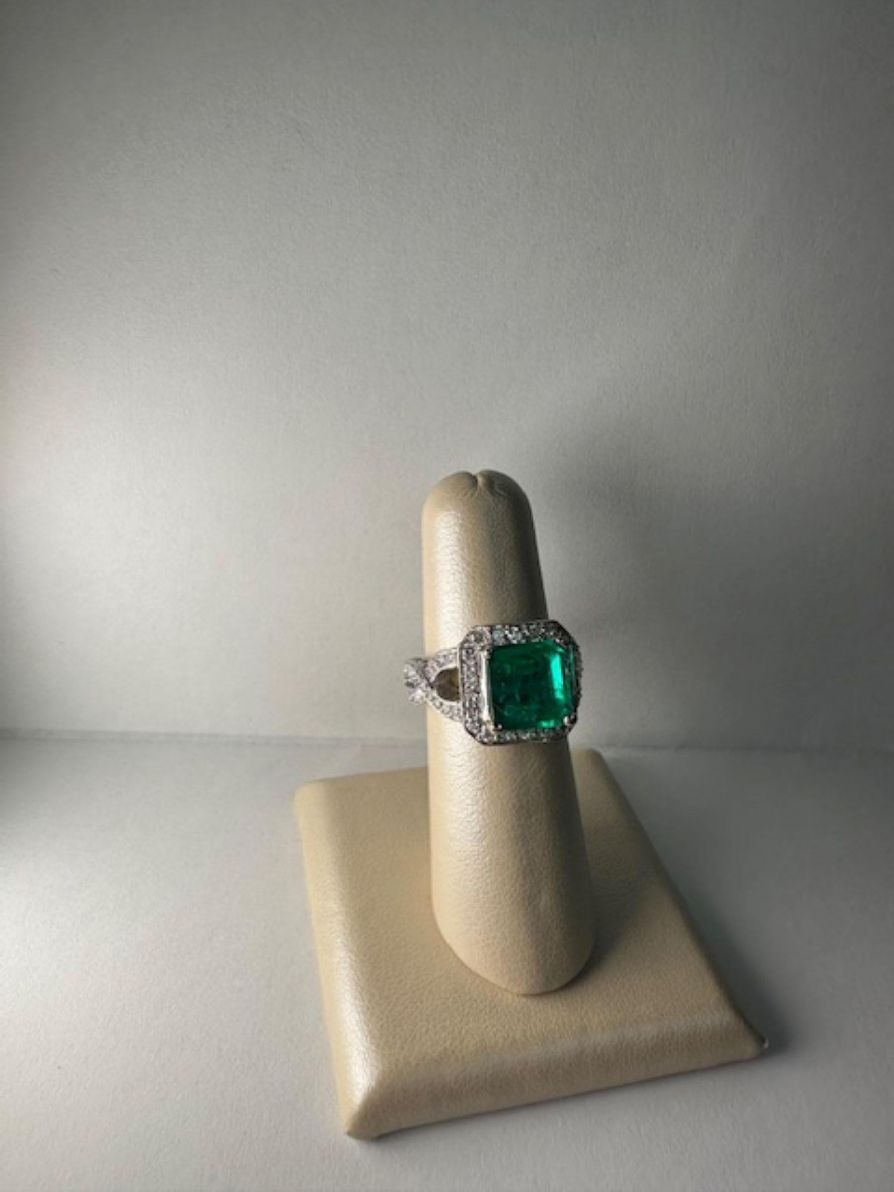 Quadratischer Smaragdring aus 18 Karat Weißgold mit Diamantbesatz. Dieser zeitlose und luxuriöse Ring zeigt in der Mitte einen atemberaubenden natürlichen Smaragd im Quadratschliff, der für seinen tiefgrünen Farbton und seine klassische Eleganz