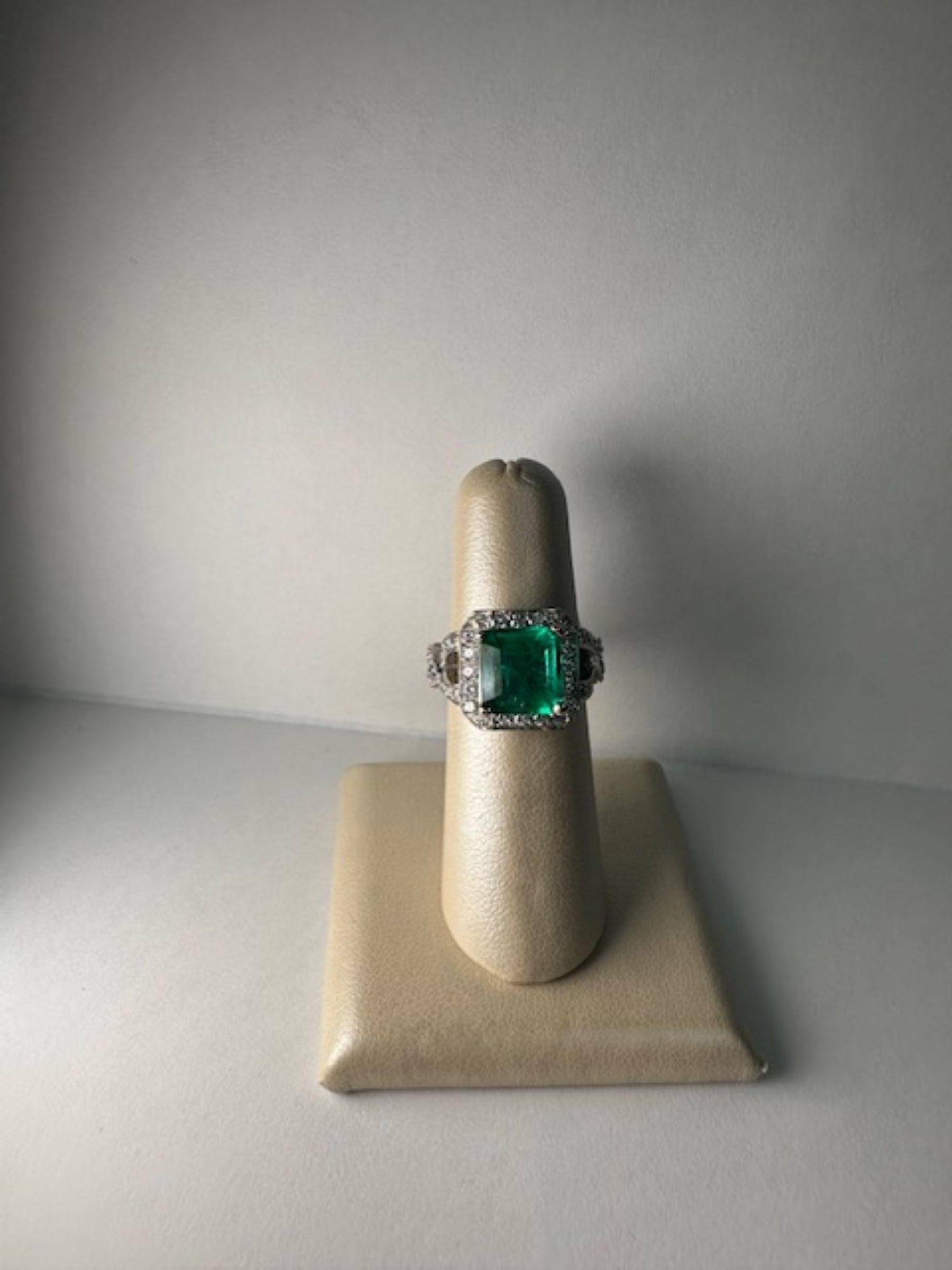 Quadratischer Smaragdring von 3,23 Karat aus 18 Karat Weißgold mit 1,87 Karat Diamant (Zeitgenössisch) im Angebot