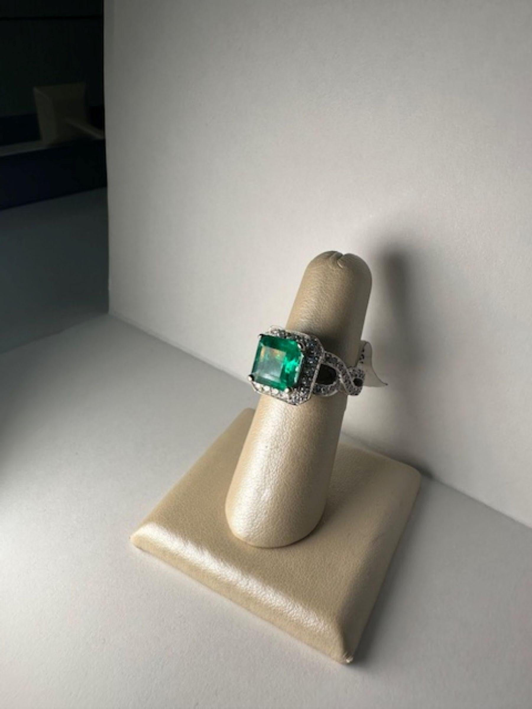 Quadratischer Smaragdring von 3,23 Karat aus 18 Karat Weißgold mit 1,87 Karat Diamant (Carréeschliff) im Angebot