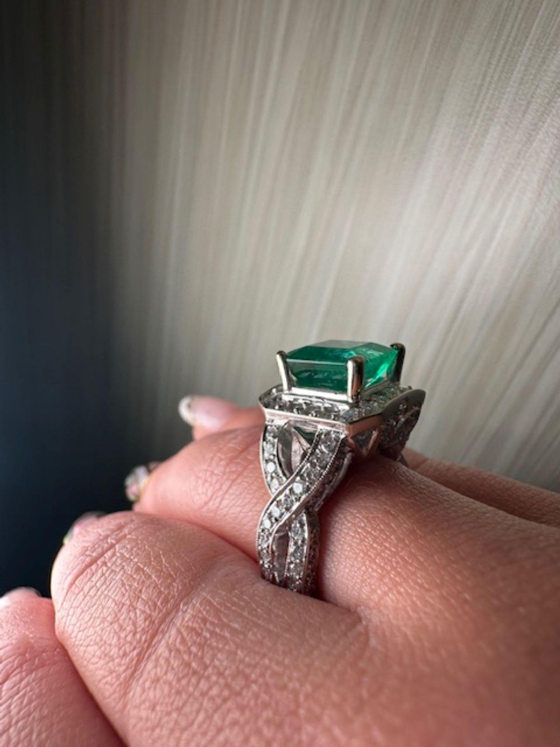 Quadratischer Smaragdring von 3,23 Karat aus 18 Karat Weißgold mit 1,87 Karat Diamant im Zustand „Neu“ im Angebot in Miami, FL