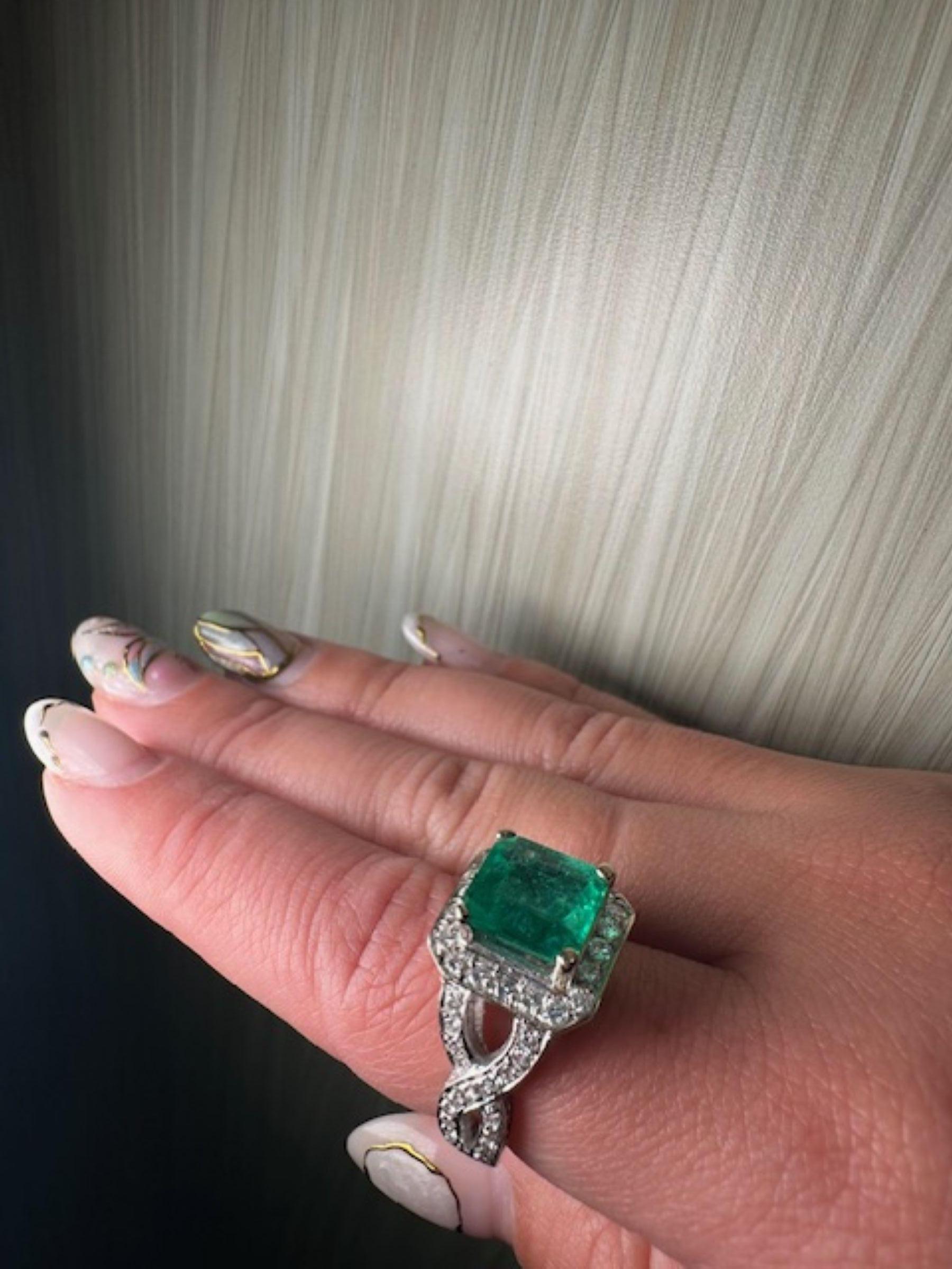 Quadratischer Smaragdring von 3,23 Karat aus 18 Karat Weißgold mit 1,87 Karat Diamant für Damen oder Herren im Angebot