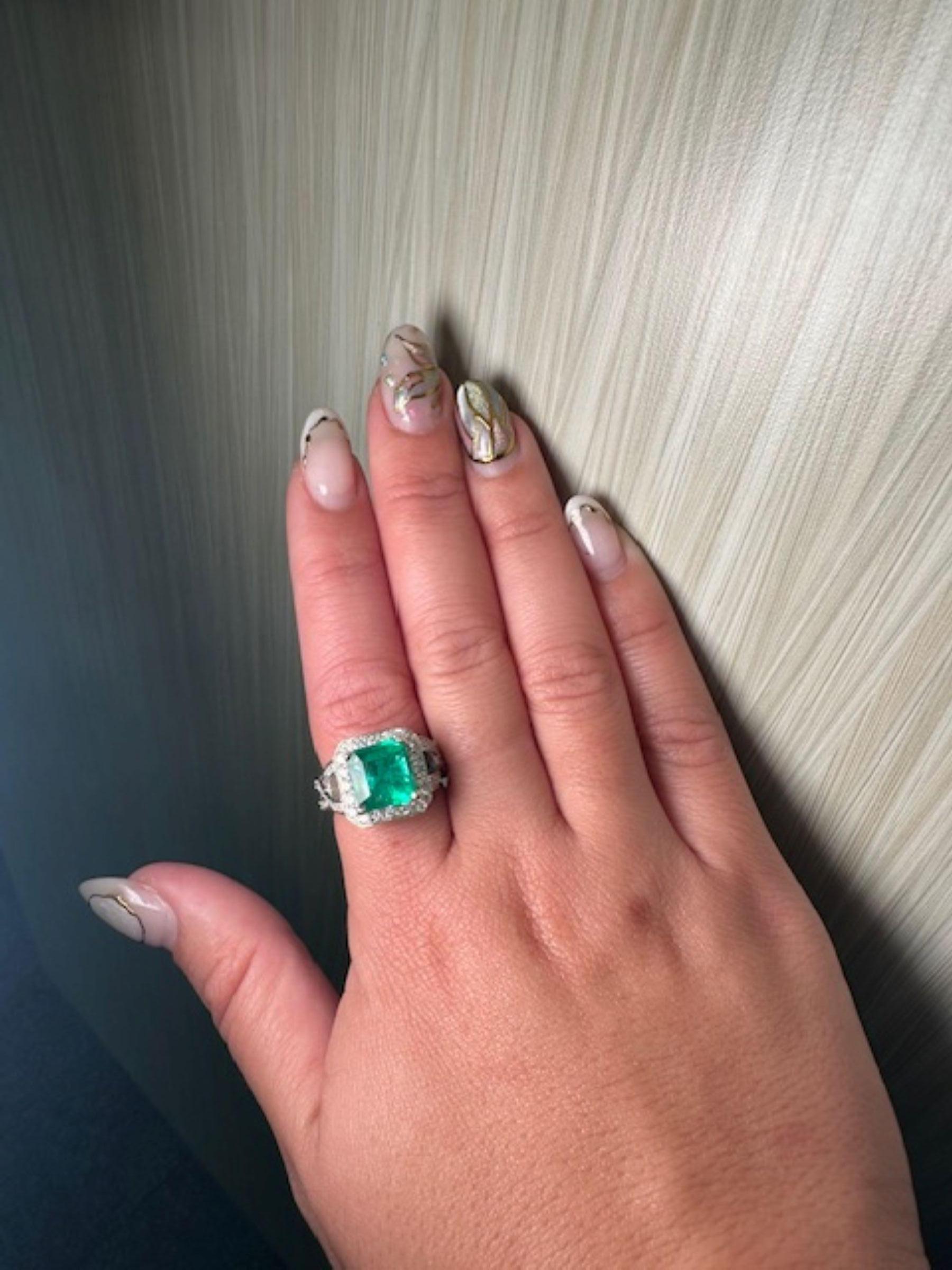 Quadratischer Smaragdring von 3,23 Karat aus 18 Karat Weißgold mit 1,87 Karat Diamant im Angebot 1