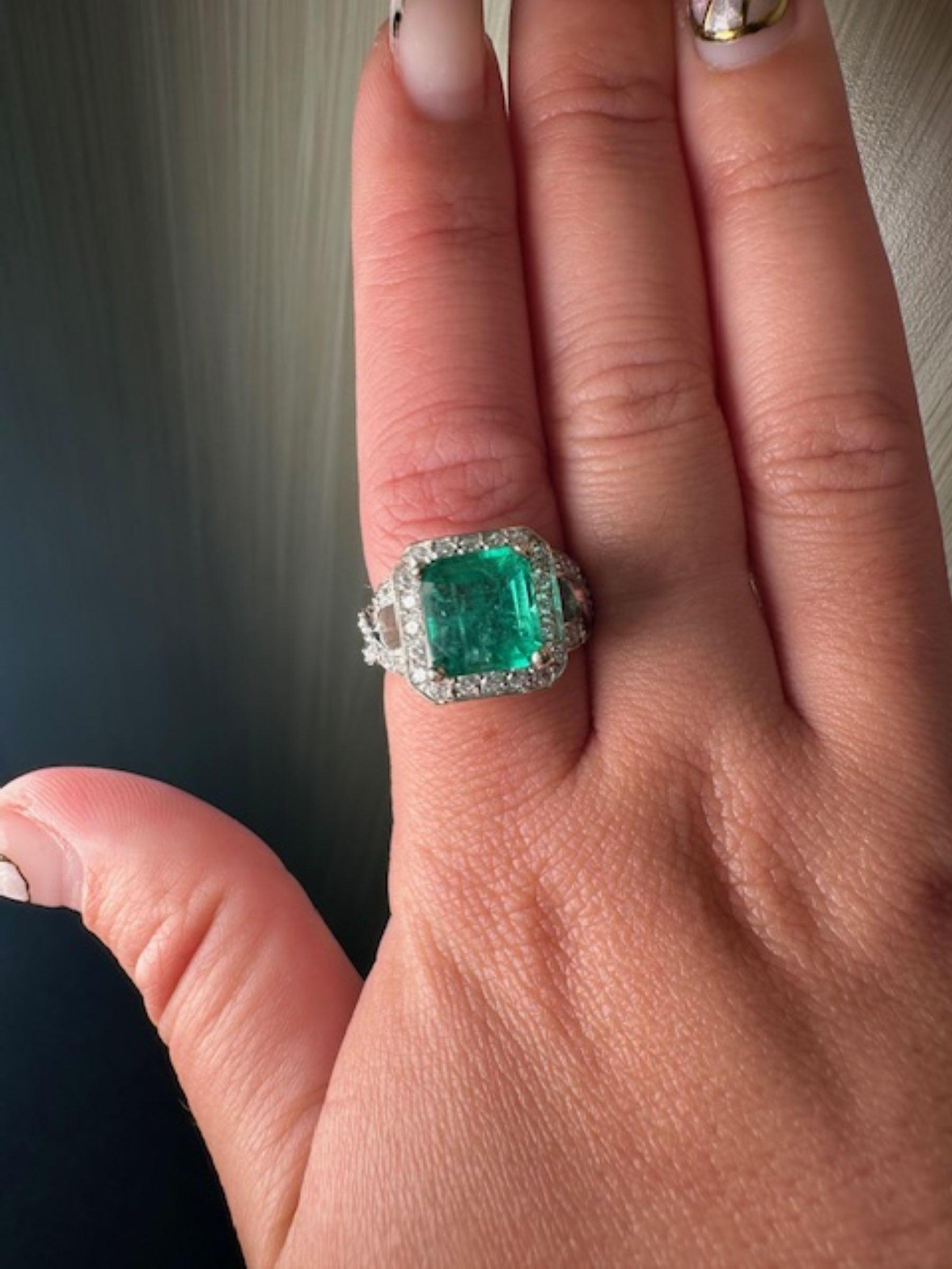 Quadratischer Smaragdring von 3,23 Karat aus 18 Karat Weißgold mit 1,87 Karat Diamant im Angebot 2