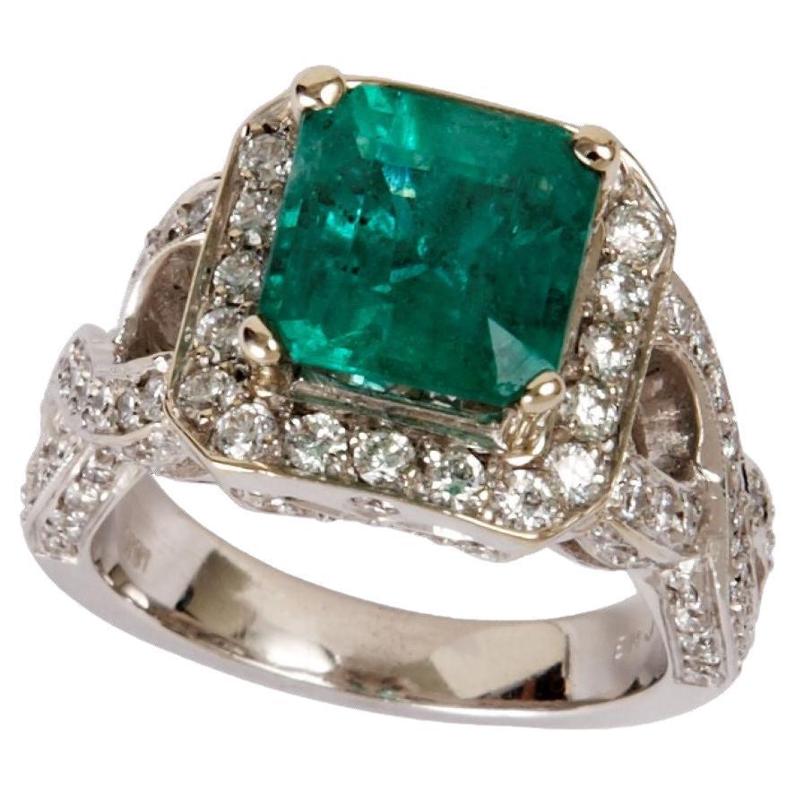 Quadratischer Smaragdring von 3,23 Karat aus 18 Karat Weißgold mit 1,87 Karat Diamant im Angebot