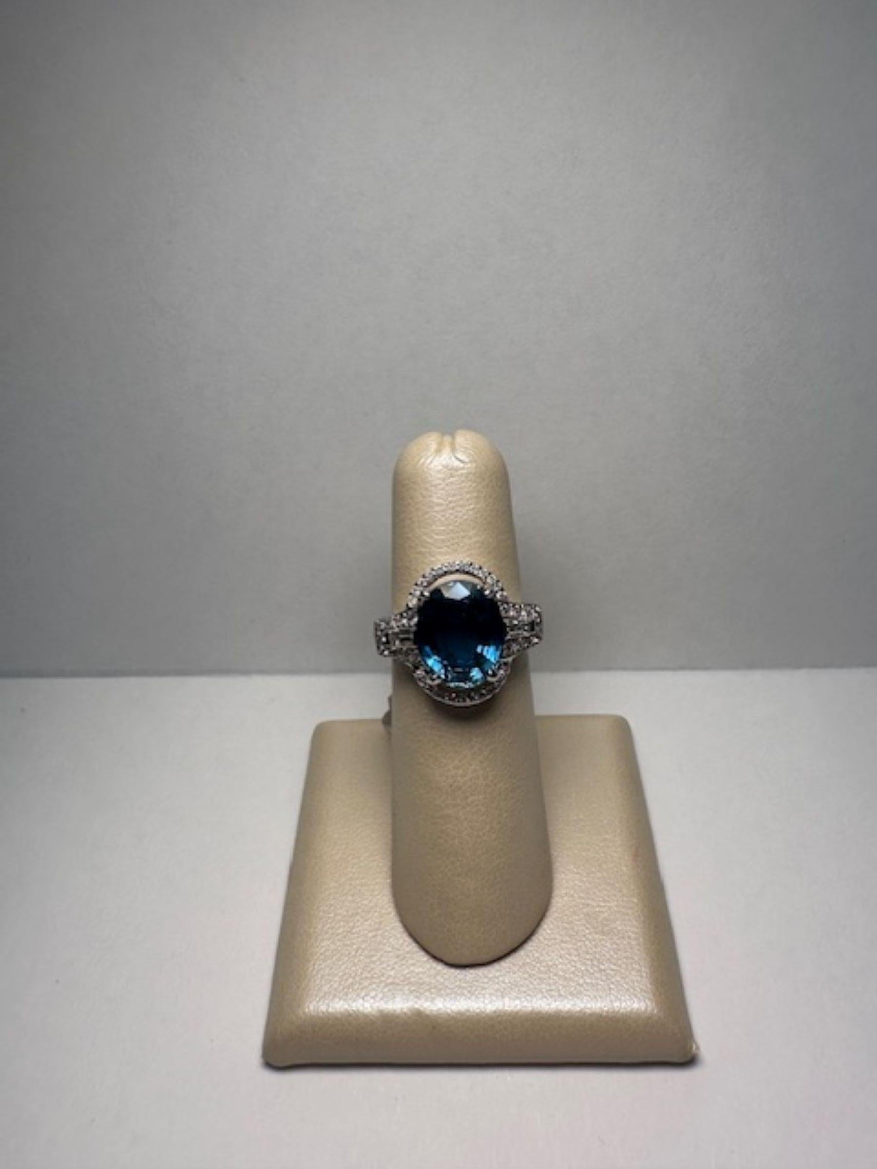 5,41 Karat Blauer Saphir Weißgold 14K Ring mit 0,75 Karat Diamanten 
Ein luxuriöser und eleganter Ring mit einem leuchtend blauen Saphir als Herzstück, gefasst in 14 Karat Weißgold, akzentuiert mit Diamanten im Brillantschliff. Diese Art von Ringen