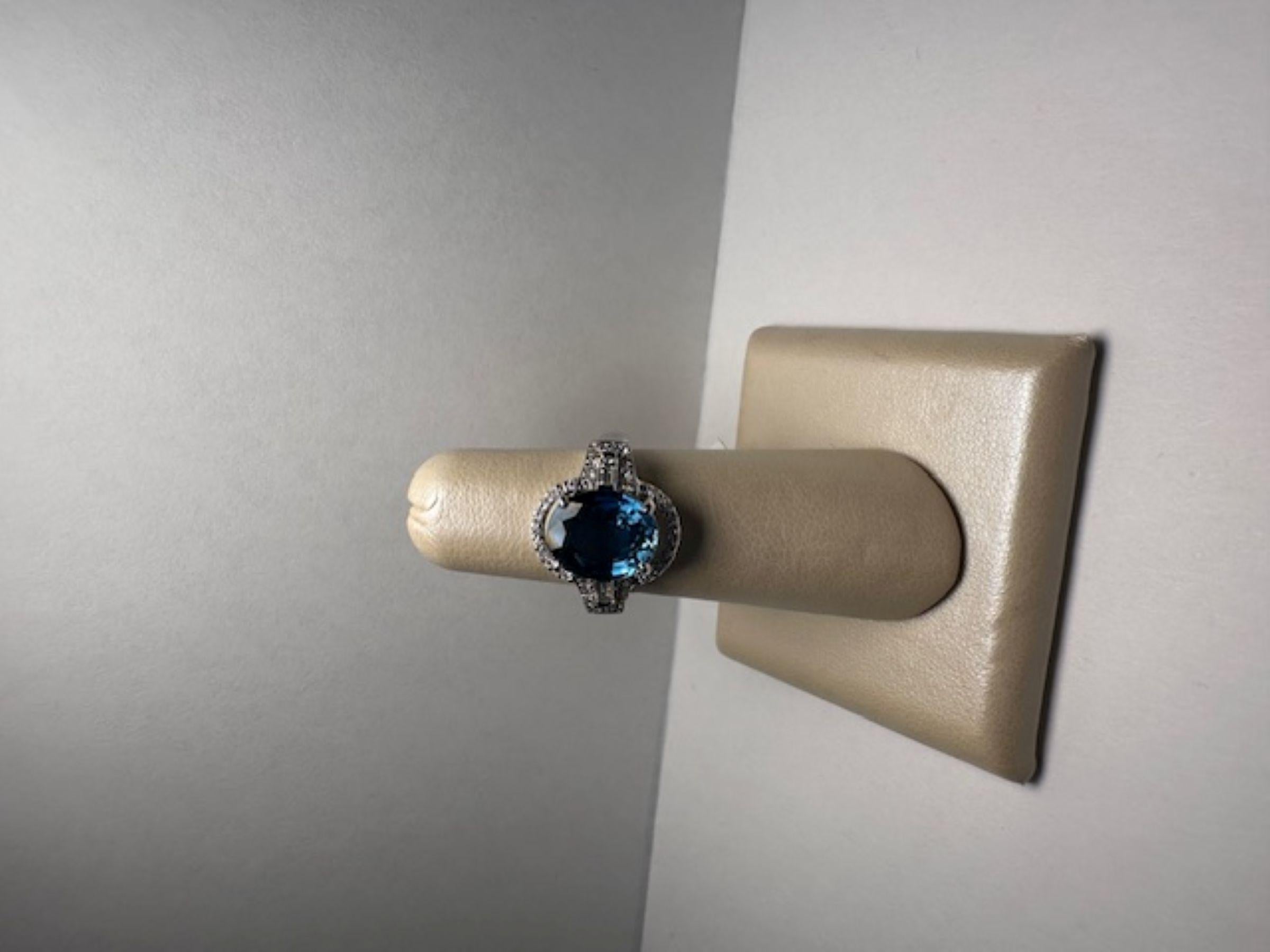 5,41 Karat Blauer Saphir Weißgold 14K Ring mit 0,75 Karat Diamanten (Ovalschliff) im Angebot
