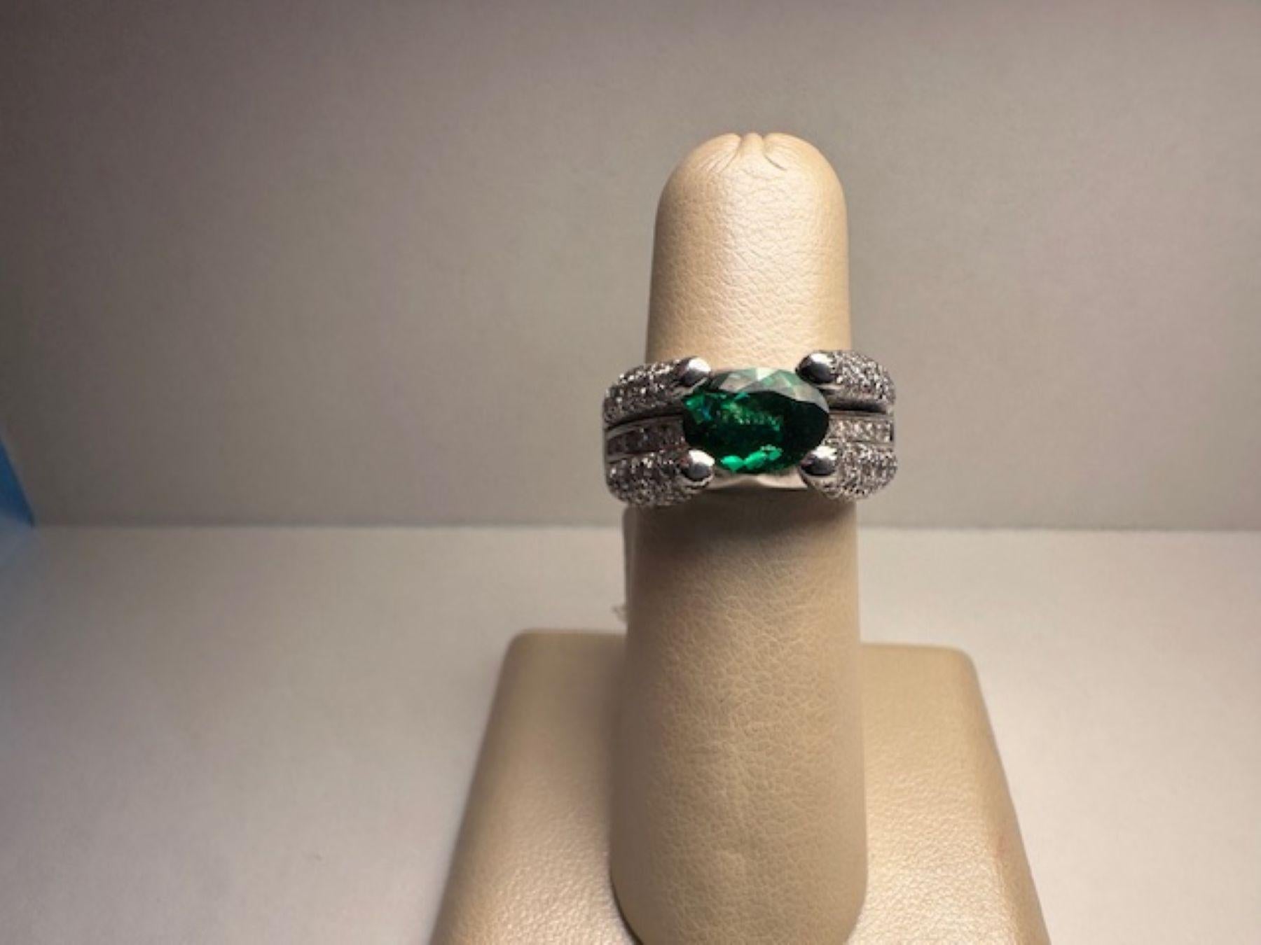 Strahlender 2,16-karätiger Tsavorit-Ring aus 14 Karat Weißgold. Ein einzigartiges Statement der Eleganz (Zeitgenössisch) im Angebot