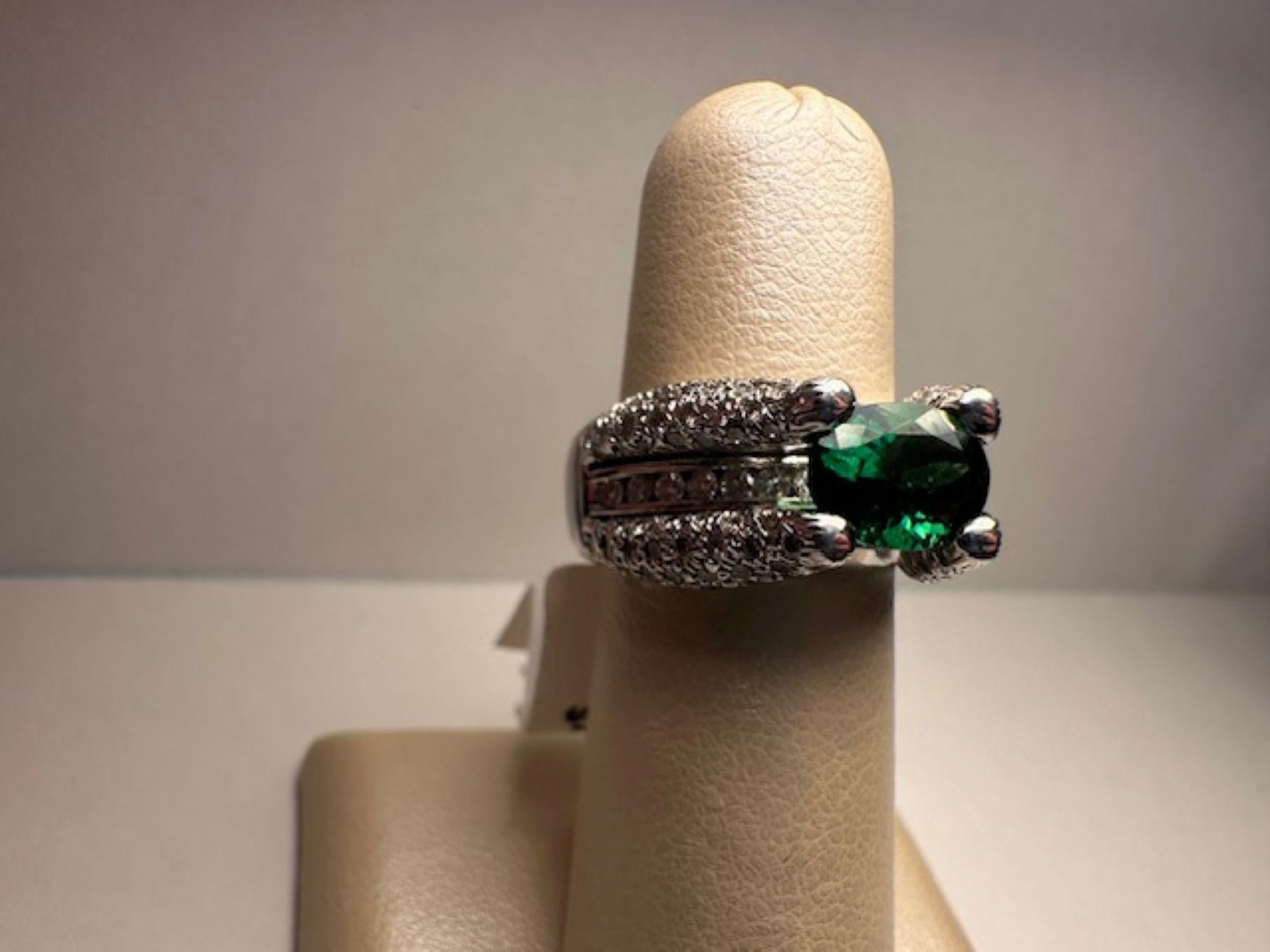 Strahlender 2,16-karätiger Tsavorit-Ring aus 14 Karat Weißgold. Ein einzigartiges Statement der Eleganz (Ovalschliff) im Angebot