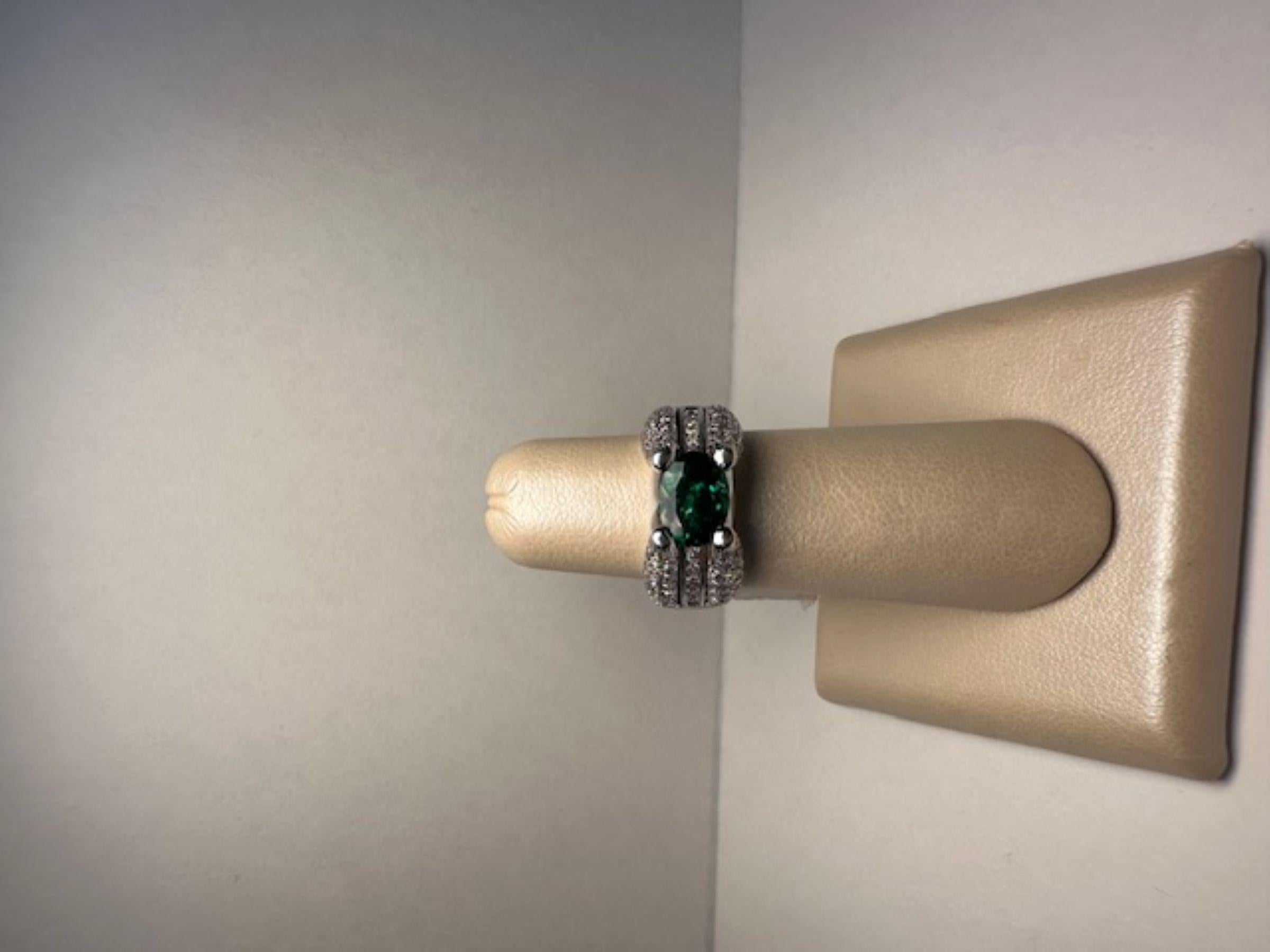 Strahlender 2,16-karätiger Tsavorit-Ring aus 14 Karat Weißgold. Ein einzigartiges Statement der Eleganz im Zustand „Neu“ im Angebot in Miami, FL