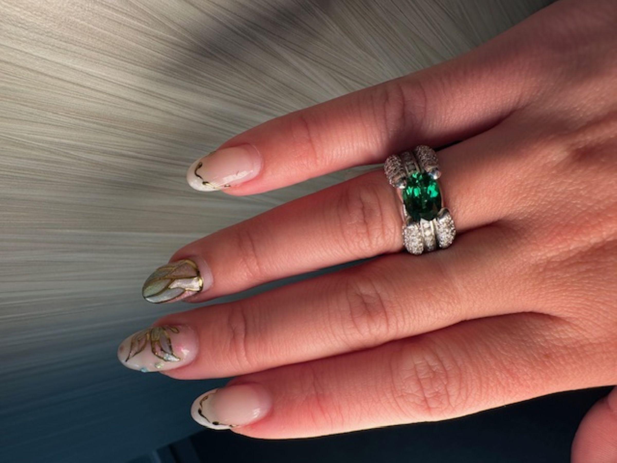 Strahlender 2,16-karätiger Tsavorit-Ring aus 14 Karat Weißgold. Ein einzigartiges Statement der Eleganz für Damen oder Herren im Angebot