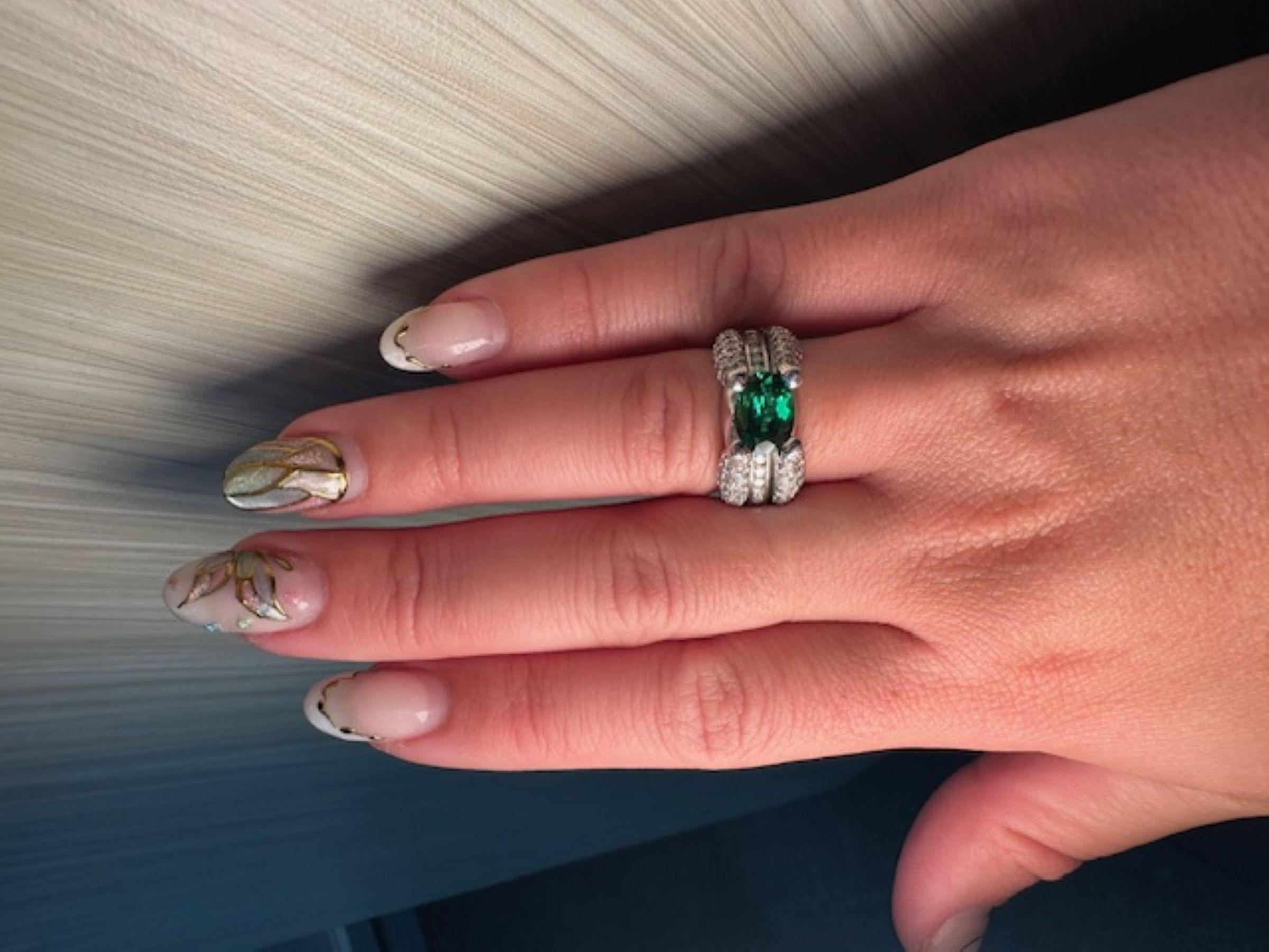 Strahlender 2,16-karätiger Tsavorit-Ring aus 14 Karat Weißgold. Ein einzigartiges Statement der Eleganz im Angebot 1