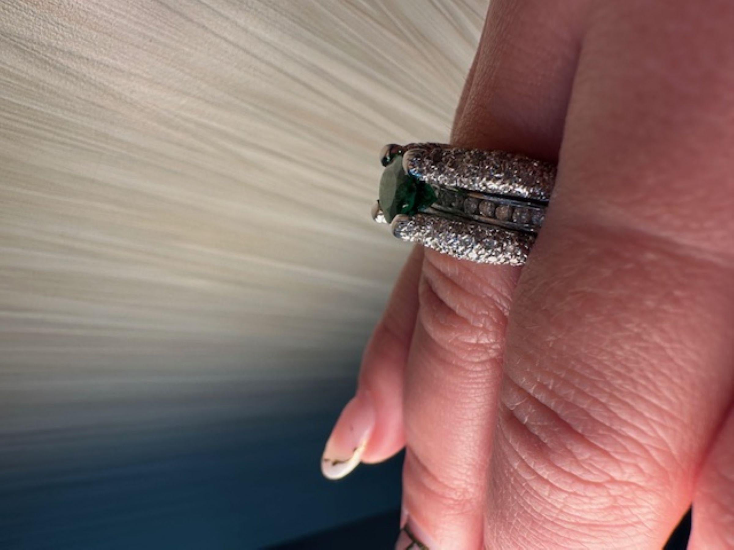 Strahlender 2,16-karätiger Tsavorit-Ring aus 14 Karat Weißgold. Ein einzigartiges Statement der Eleganz im Angebot 3