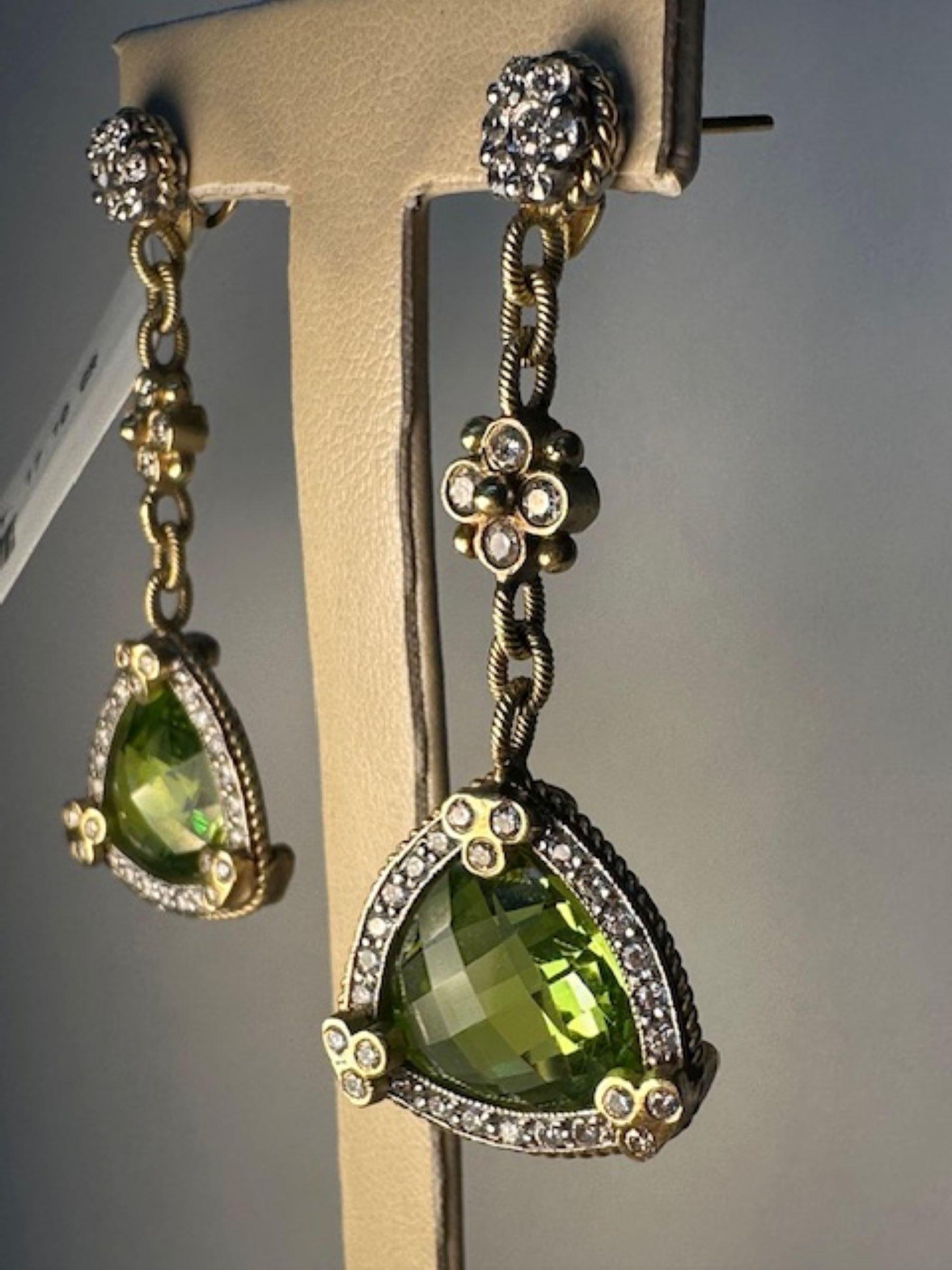 Ces boucles d'oreilles de style Stambolian sont d'une sophistication intemporelle. Elles sont composées de pierres précieuses naturelles péridot de 17,81 carats, rehaussées de 2,56 carats de diamants étincelants, le tout magnifiquement serti dans de