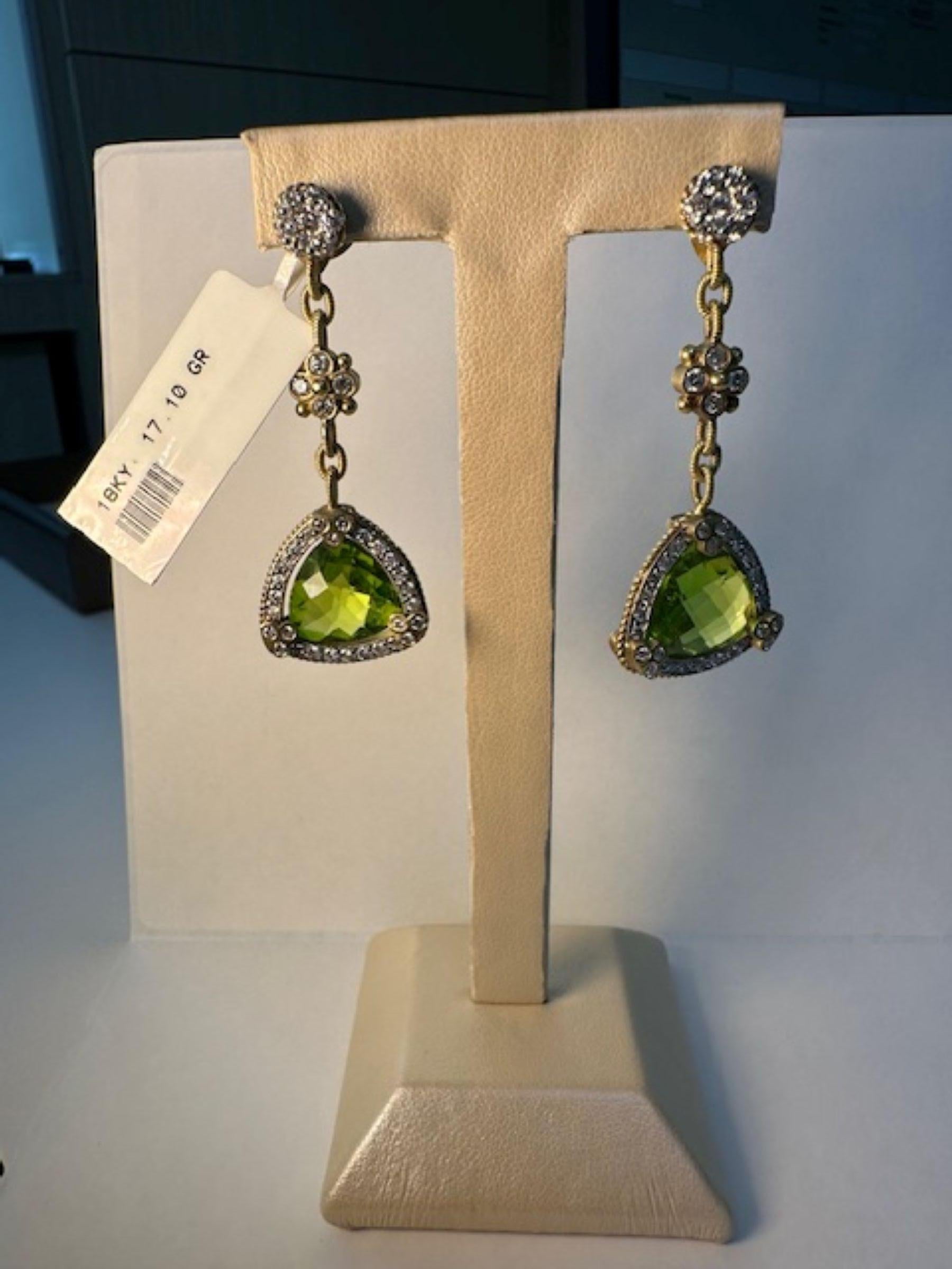Taille trillion Boucles d'oreilles en or jaune 18K de style Stambolian avec péridot de 17,81 carats et diamants en vente