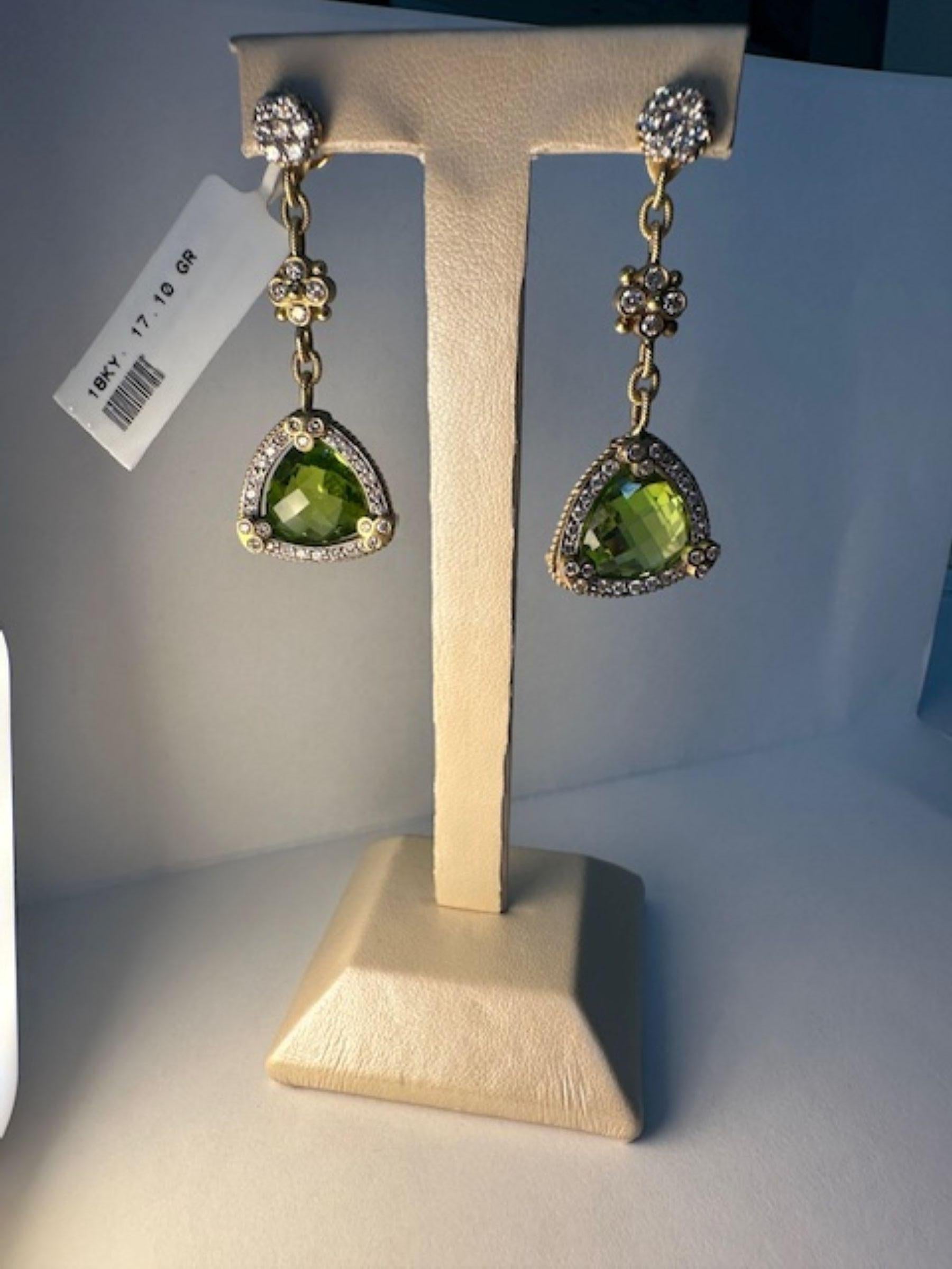 Boucles d'oreilles en or jaune 18K de style Stambolian avec péridot de 17,81 carats et diamants Unisexe en vente