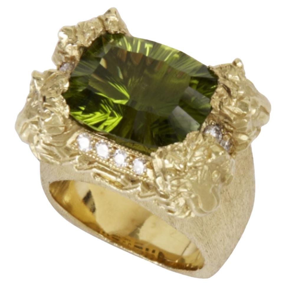 Stambolian Anello di peridoto da 12,06 carati in giallo 18 carati con design unico in vendita