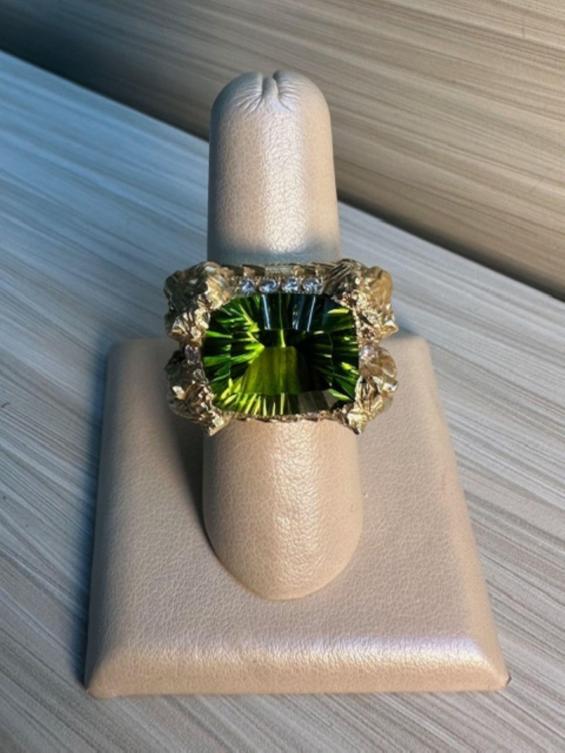 Radiant Elegance - Anello con peridoto da 12,06 carati e leone dal design unico intorno alla pietra centrale.
Fai colpo con questo anello mozzafiato con peridoto da 12,06 carati, realizzato per incarnare una raffinatezza audace e una bellezza senza