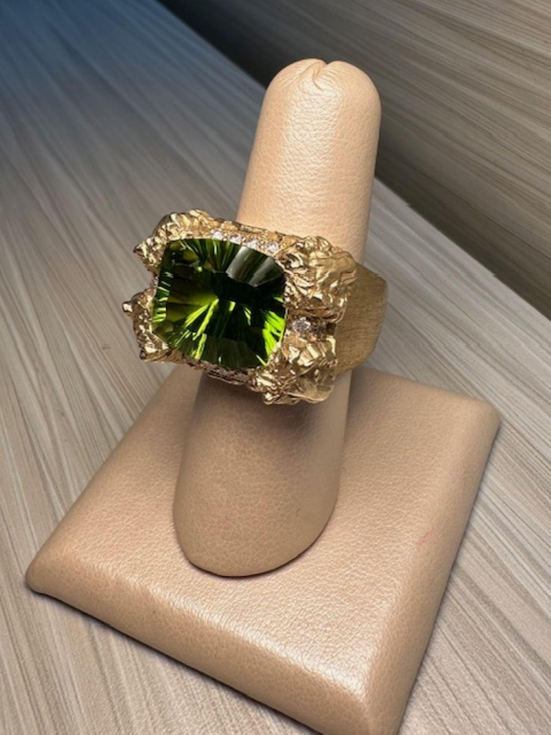 Contemporaneo Stambolian Anello di peridoto da 12,06 carati in giallo 18 carati con design unico in vendita