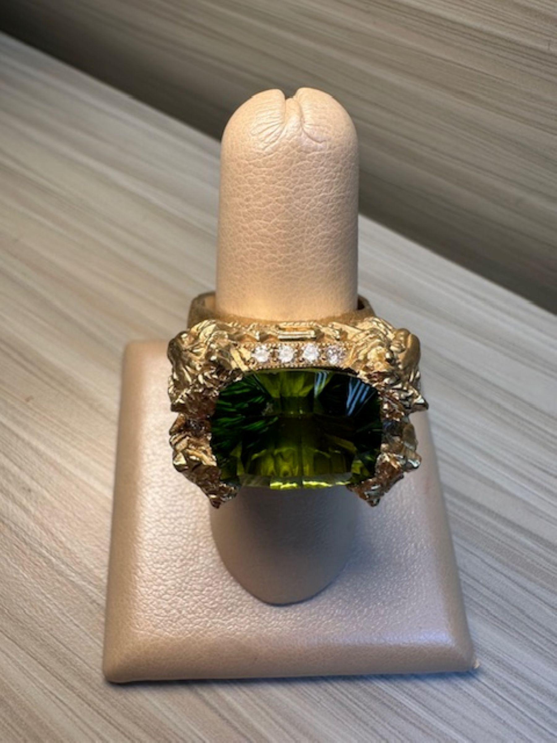 Taglio smeraldo Stambolian Anello di peridoto da 12,06 carati in giallo 18 carati con design unico in vendita