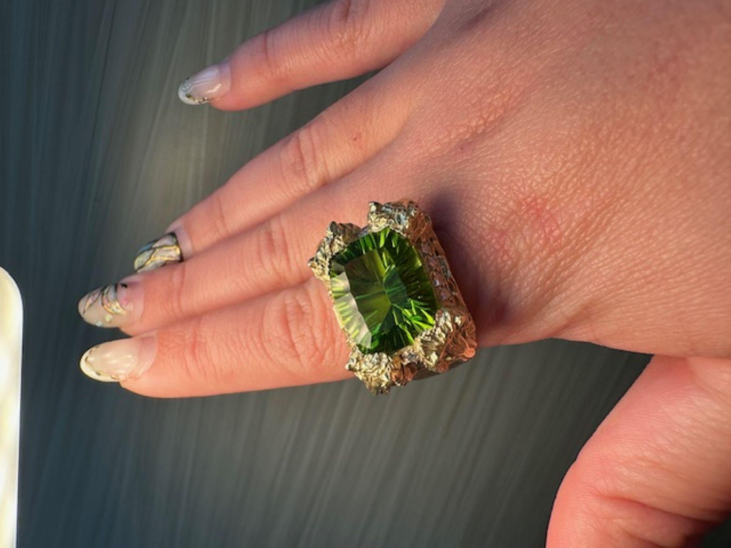 da uomo o donna Stambolian Anello di peridoto da 12,06 carati in giallo 18 carati con design unico in vendita