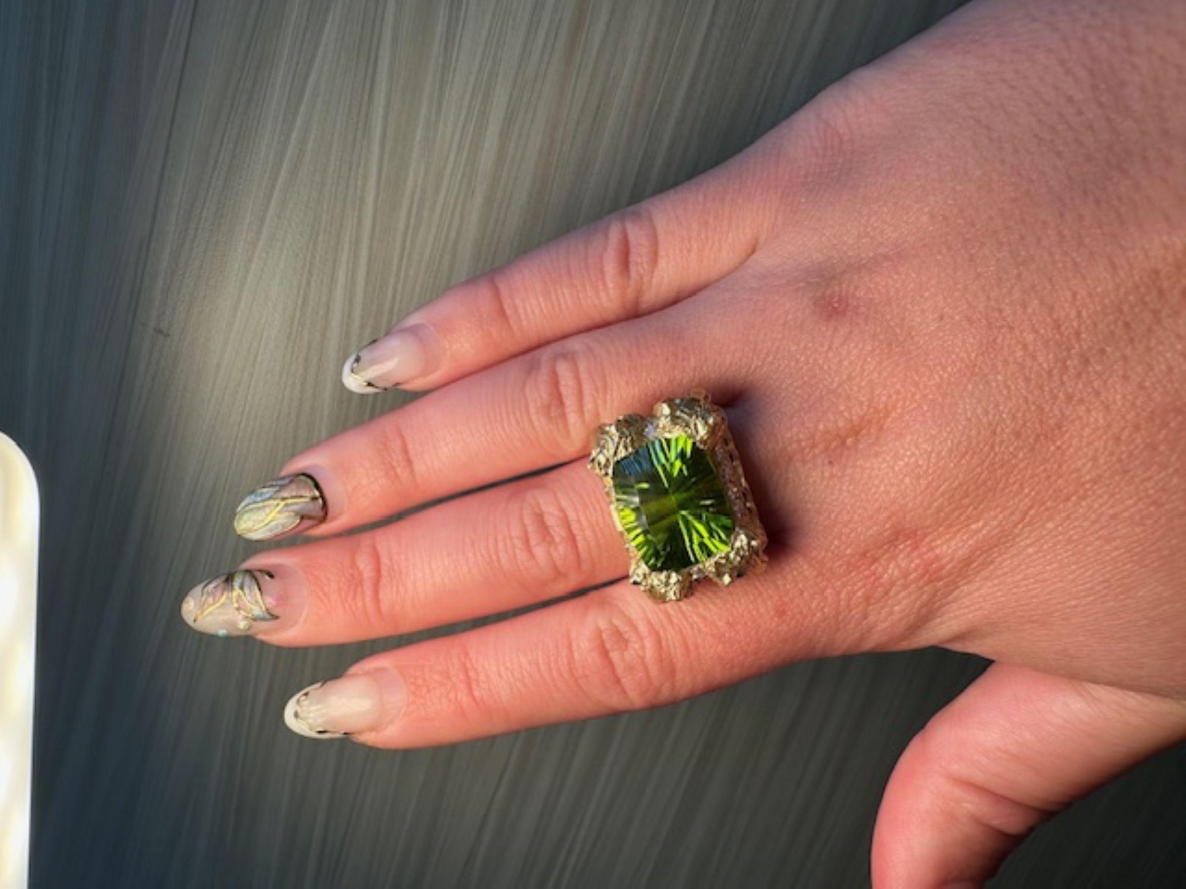 Stambolian Anello di peridoto da 12,06 carati in giallo 18 carati con design unico in vendita 2