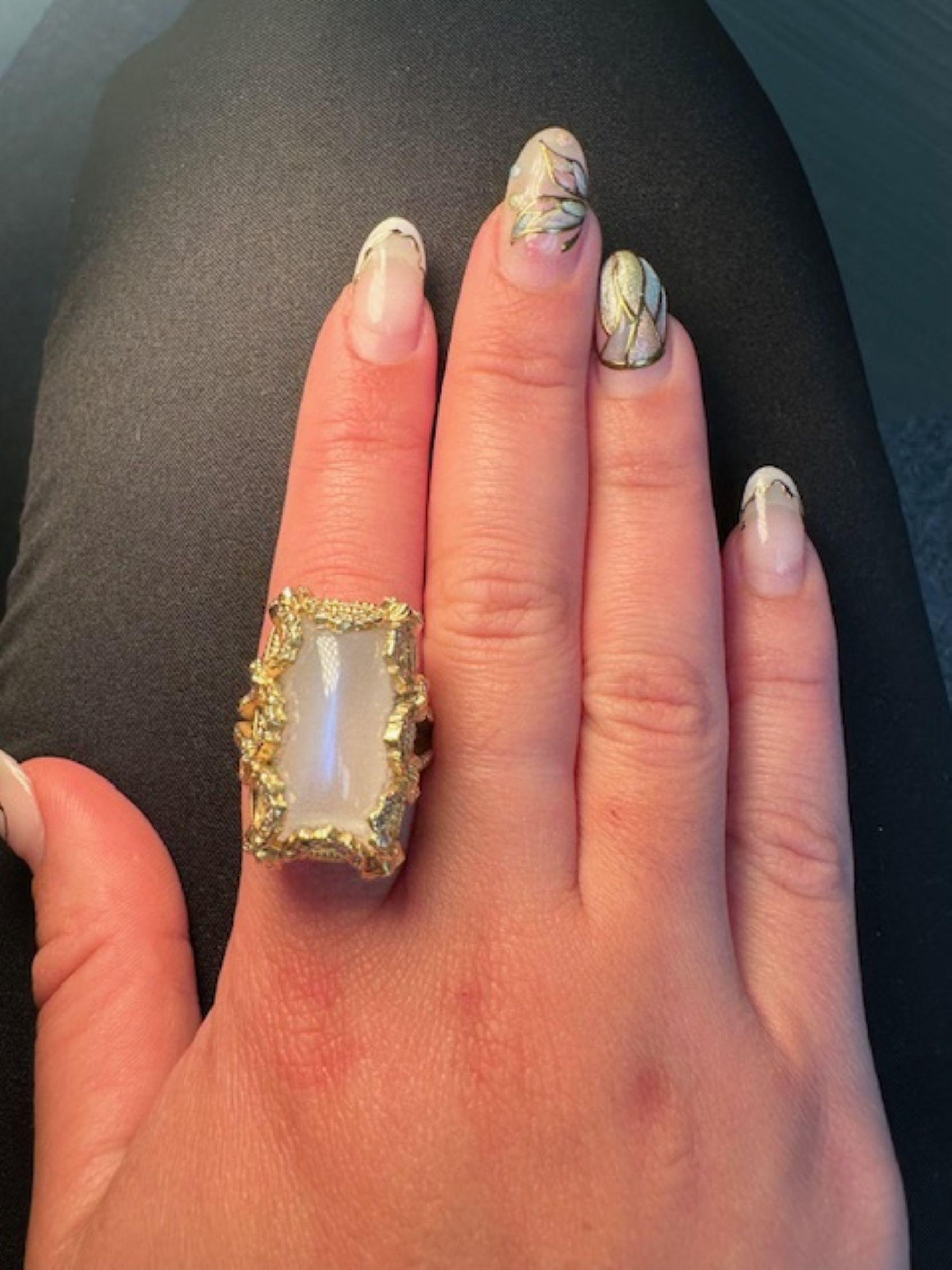 Lusso mistico - Anello con pietra lunare da 37,74 carati in oro giallo 18 carati con incastonatura di diamanti da 1,71 carati. Entra nello straordinario con questo anello con pietra di luna da 37,74 carati, un vero capolavoro di alta gioielleria.