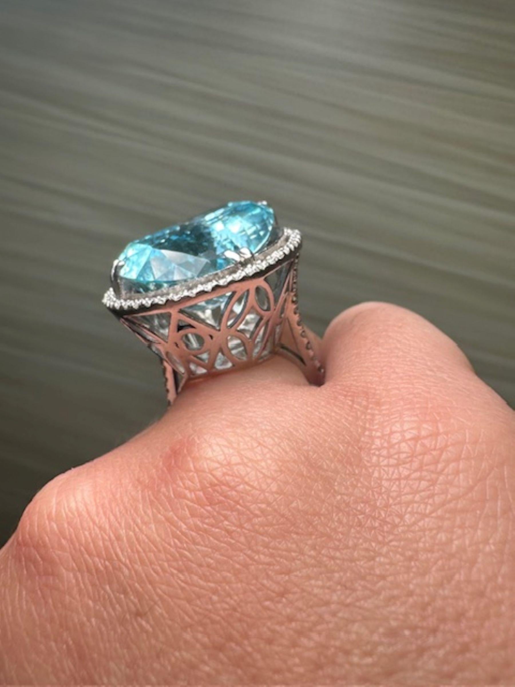 Contemporaneo Stupendo anello con acquamarina da 18,60 ct in oro bianco 18 carati con 1,32 ct di diamanti in vendita