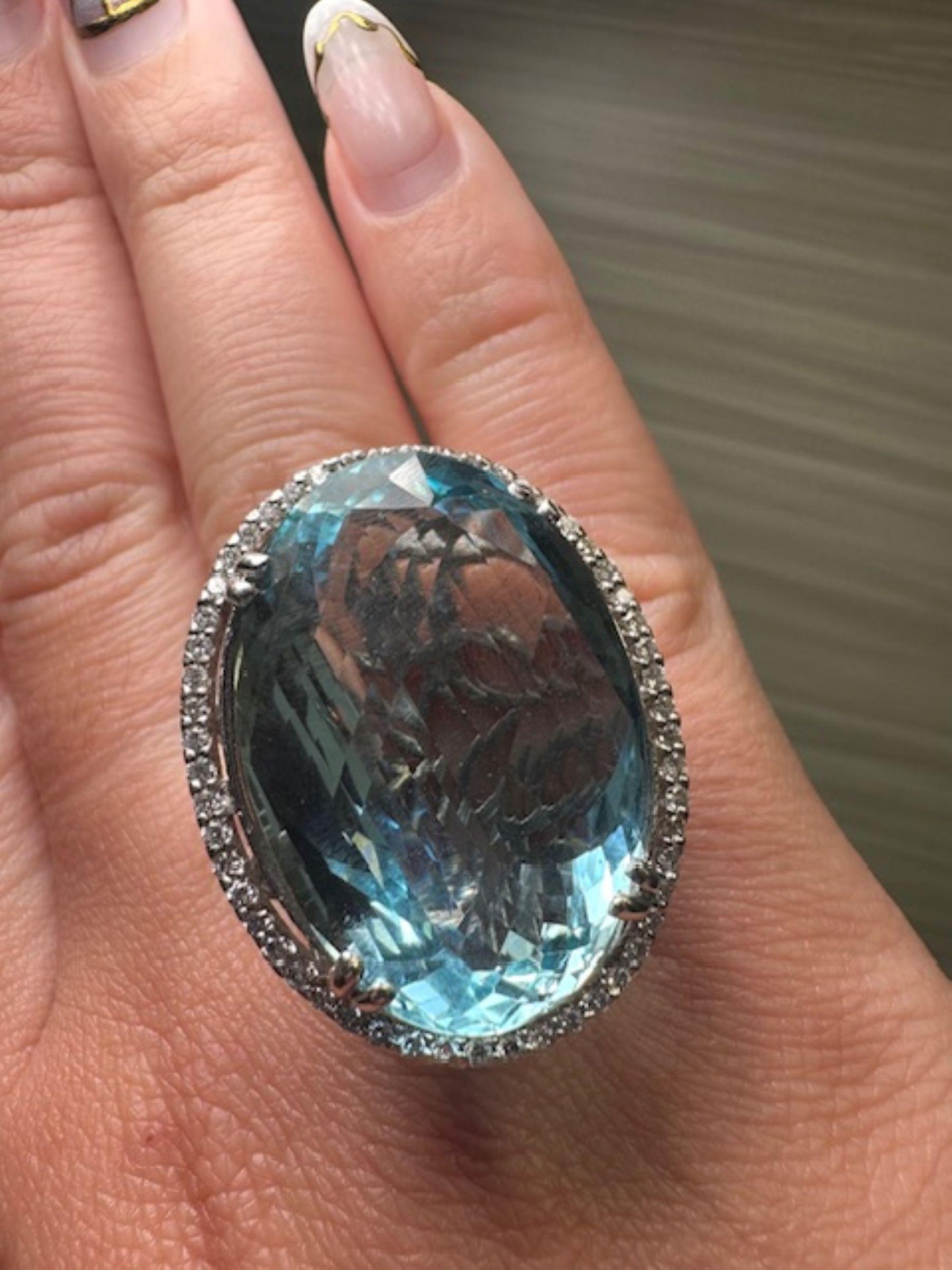 Stupendo anello con acquamarina da 18,60 ct in oro bianco 18 carati con 1,32 ct di diamanti In condizioni Nuovo in vendita a Miami, FL