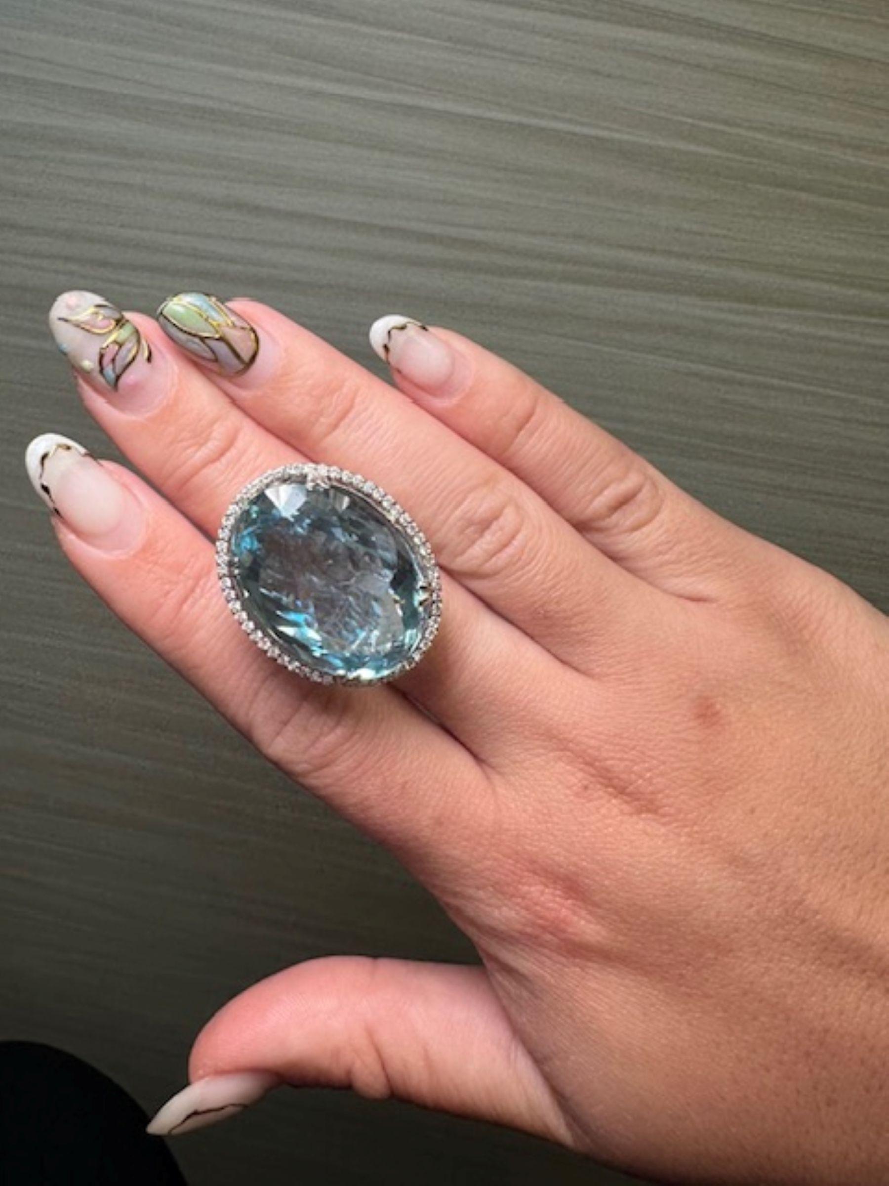 Stupendo anello con acquamarina da 18,60 ct in oro bianco 18 carati con 1,32 ct di diamanti in vendita 1
