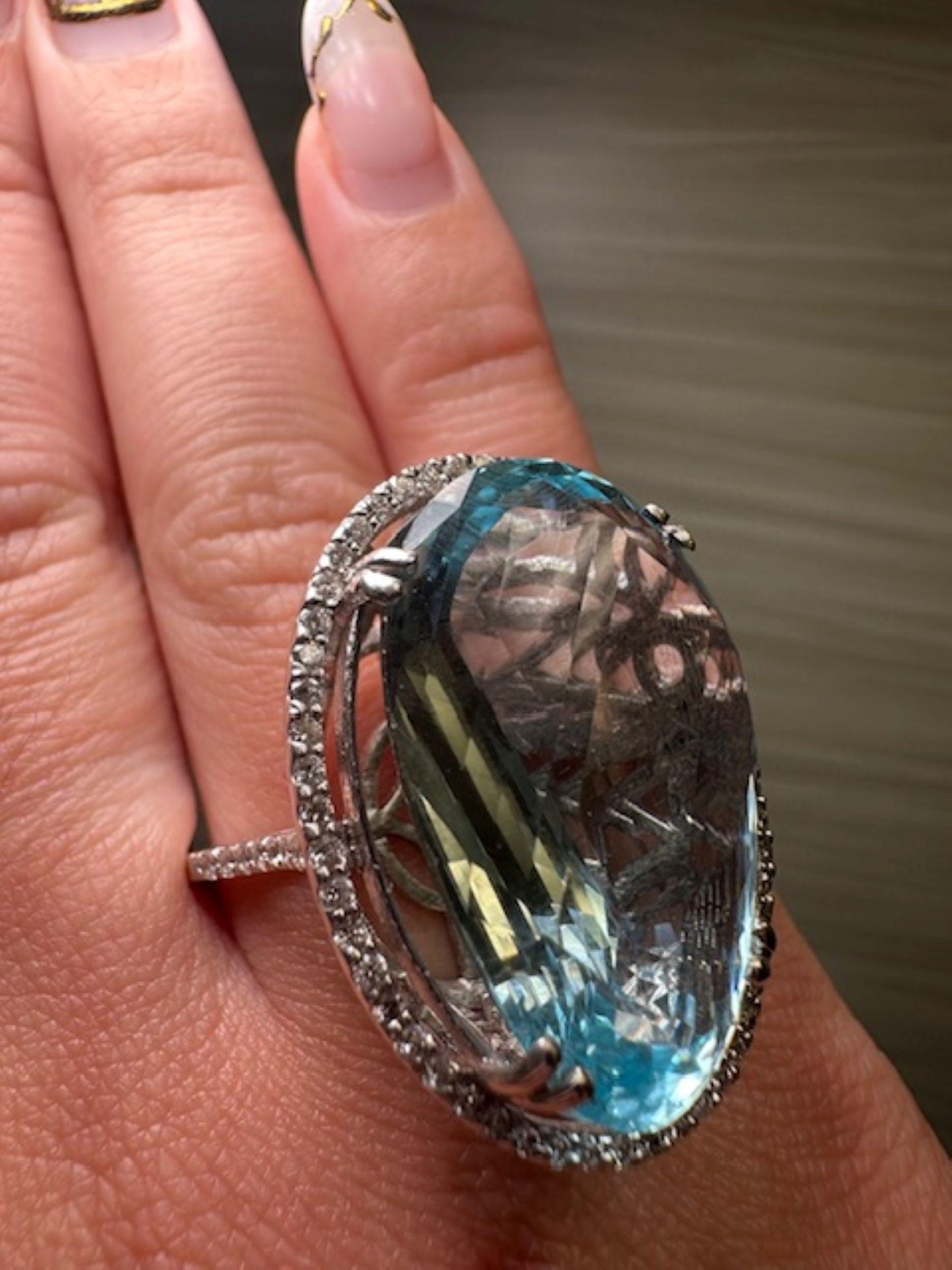 da uomo o donna Stupendo anello con acquamarina da 18,60 ct in oro bianco 18 carati con 1,32 ct di diamanti in vendita