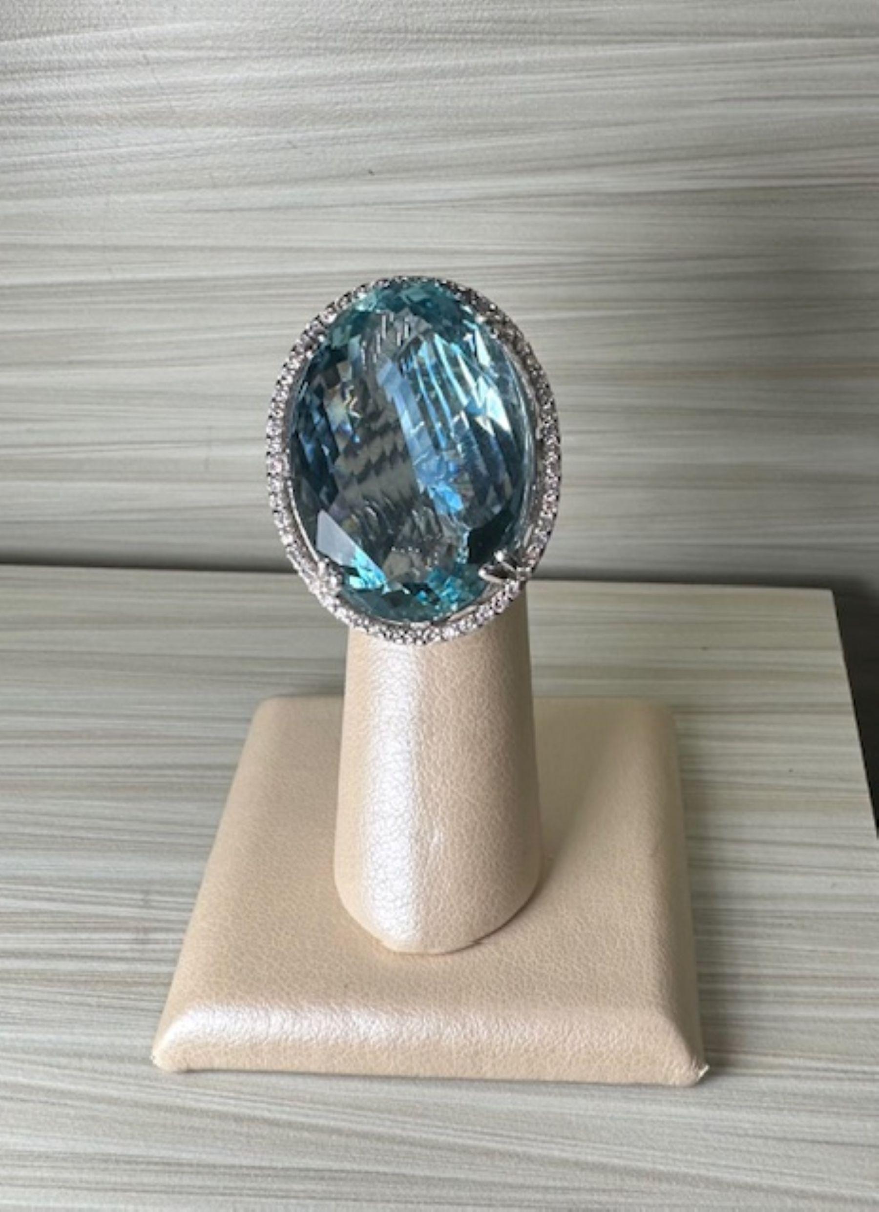 Stupendo anello con acquamarina da 18,60 ct in oro bianco 18 carati con 1,32 ct di diamanti

Questo anello mozzafiato con acquamarina da 18,60 carati brilla di un sereno blu oceano, splendidamente incastonato in un elegante oro bianco 18 carati.