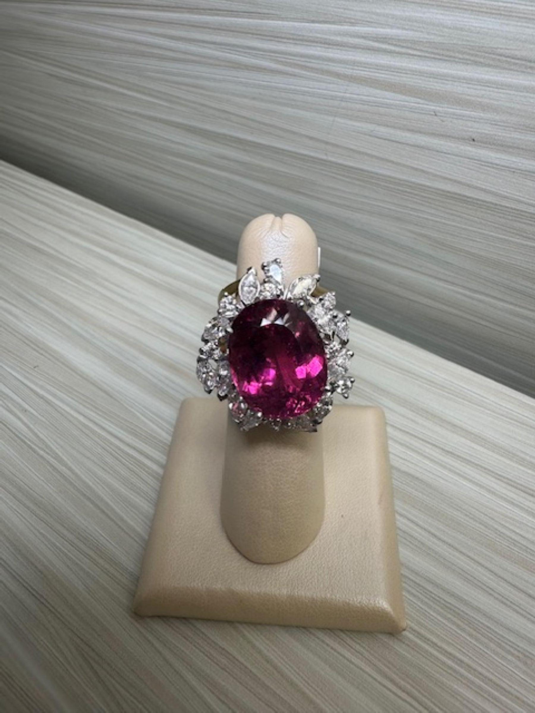 Fantaisie florale - Bague en or jaune 18 carats avec tourmaline rose de 19,20 carats et diamants de 3,25 carats
Véritable œuvre d'art, cette bague exquise est ornée d'une superbe tourmaline rose de 19,20 carats, délicatement façonnée dans un design