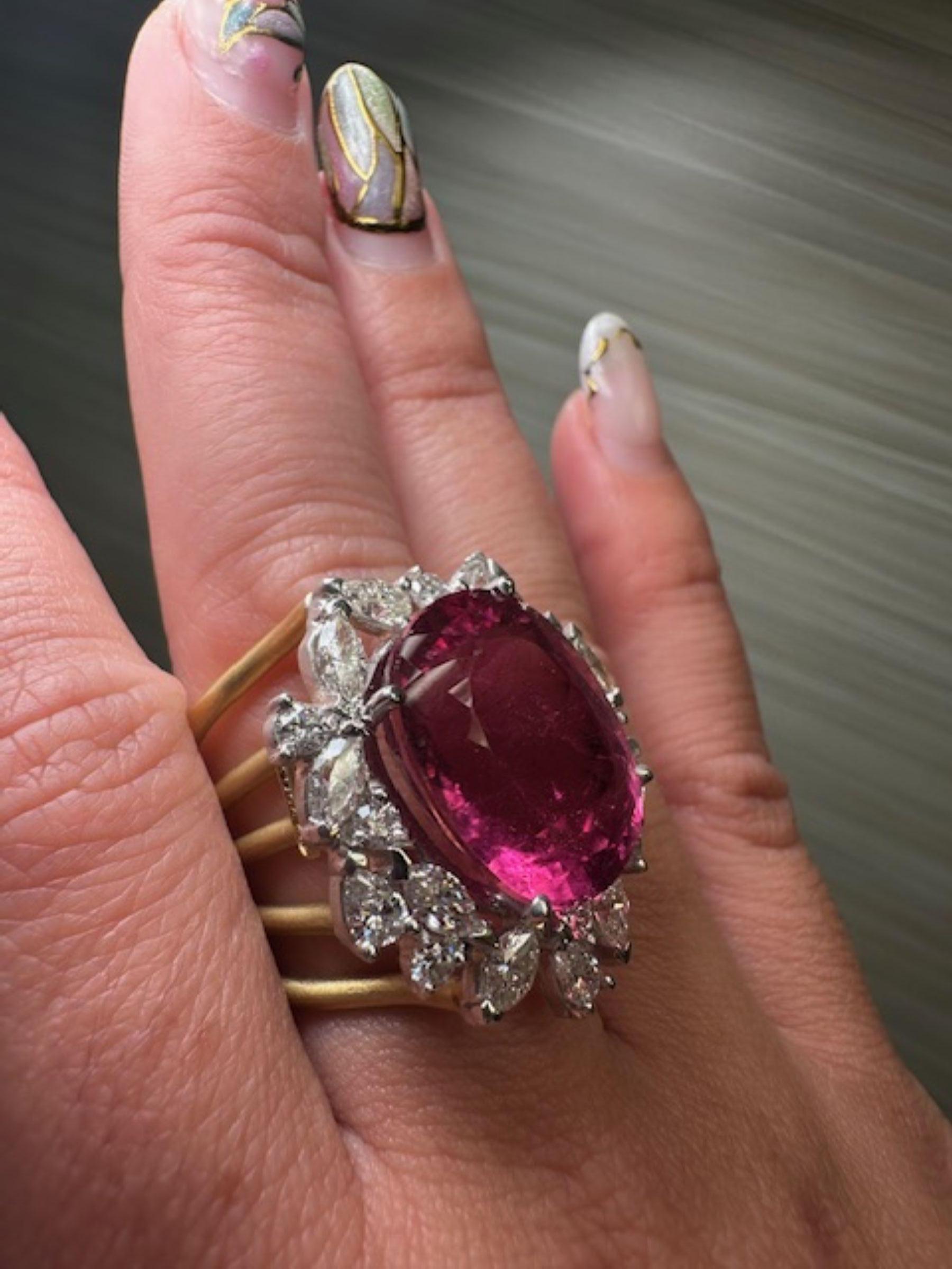 Taille ovale STAMBOLIAN- Bague en tourmaline rose de 19,20ct avec 3,25ct de diamants en jaune 18K en vente