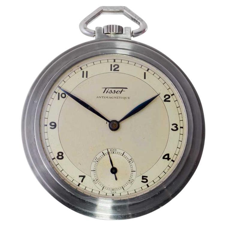 FABRIK / HAUS: Tissot Watch Company
STIL / REFERENZ:  Art Deco / Rund 
METALL / MATERIAL: Rostfreier Stahl
CIRCA / JAHR: 1940er Jahre
ABMESSUNGEN / GRÖSSE: Durchmesser 46mm
UHRWERK / KALIBER: Handaufzug / 15 Jewels 
ZIFFERBLATT / ZEIGER: Original