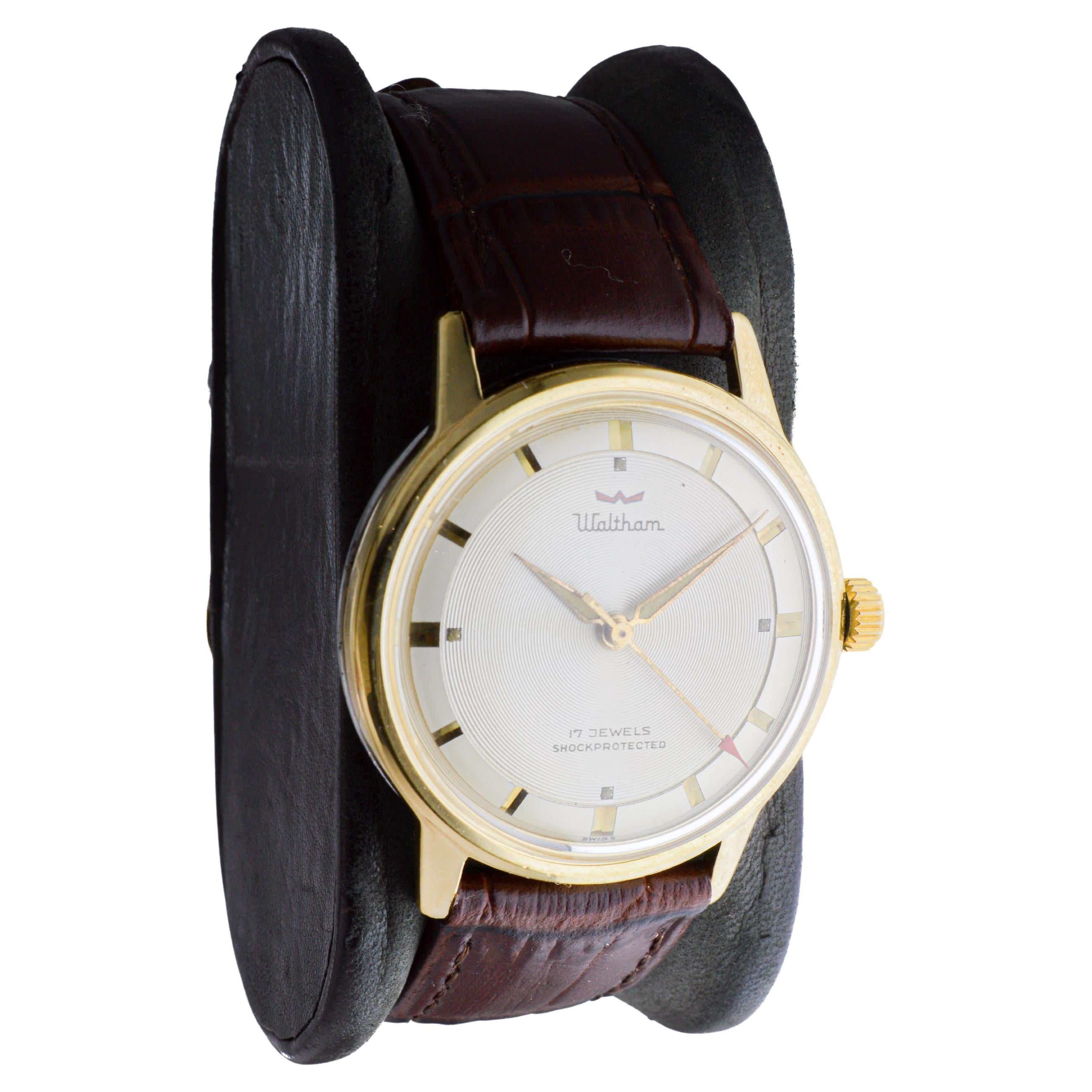 USINE / MAISON : Waltham Watch Company
STYLE / RÉFÉRENCE : Art déco / Style rond 
METAL / MATERIAL : Rempli d'or jaune
CIRCA / ANNÉE : années 1950
DIMENSIONS / TAILLE : Longueur 39 mm 