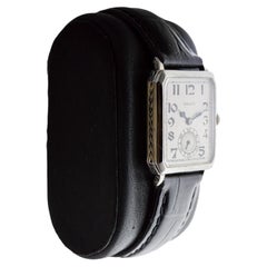 Orologio Gruen in stile Art Déco con cassa in oro bianco placcato, quadrante in argento e smalto cotto in forno, anni '20