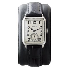 Orologio Gruen in stile Art Déco con cassa in oro bianco placcato, quadrante in argento e smalto cotto in forno, anni '20