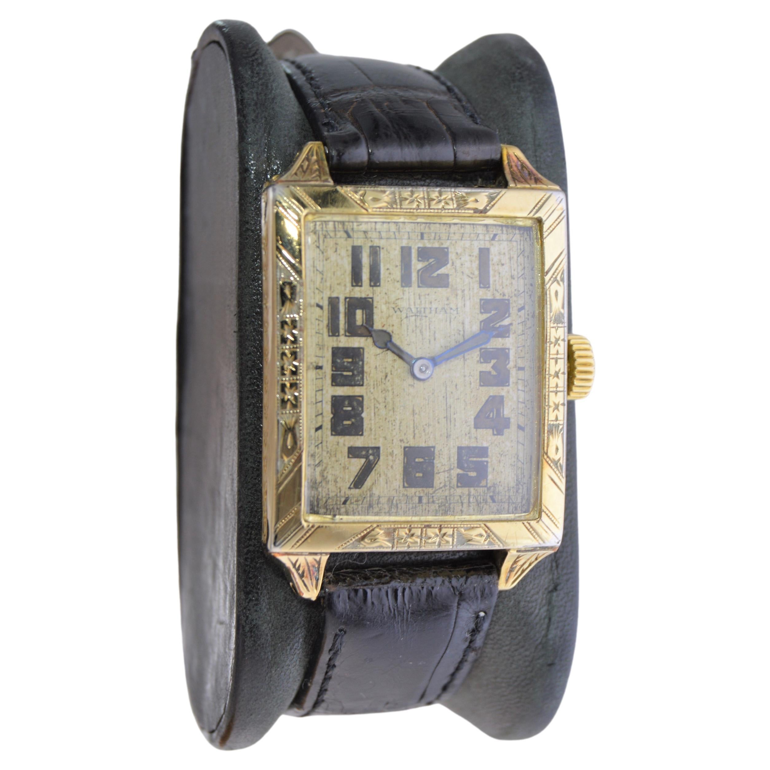 FABRIK / HAUS: Waltham Watch Company
STIL / REFERENZ: Art Deco / Panzer 
METALL / MATERIAL: 14Kt. Gelbgold gefüllt 
CIRCA / JAHR: 1926
ABMESSUNGEN / GRÖSSE: Länge 41mm X Breite 27mm
UHRWERK / 25 KALIBER: Handaufzug / 7 Jewels 
ZIFFERBLATT / ZEIGER: