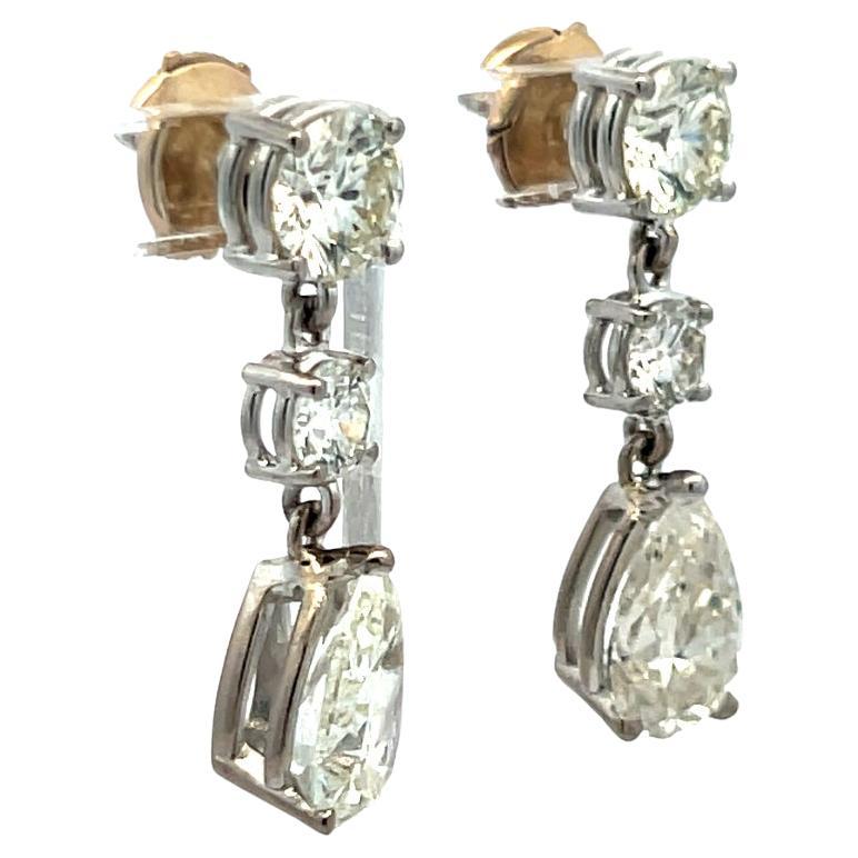 Vintage 5.62 Carat Pear And Round Diamonds 18 Karat White Gold Drop Earrings im Angebot