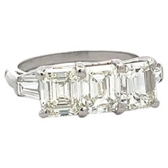 Vintage-Ring aus Weißplatin mit drei Steinen und Diamanten im Smaragdschliff von insgesamt 2,91 Karat (GIA)