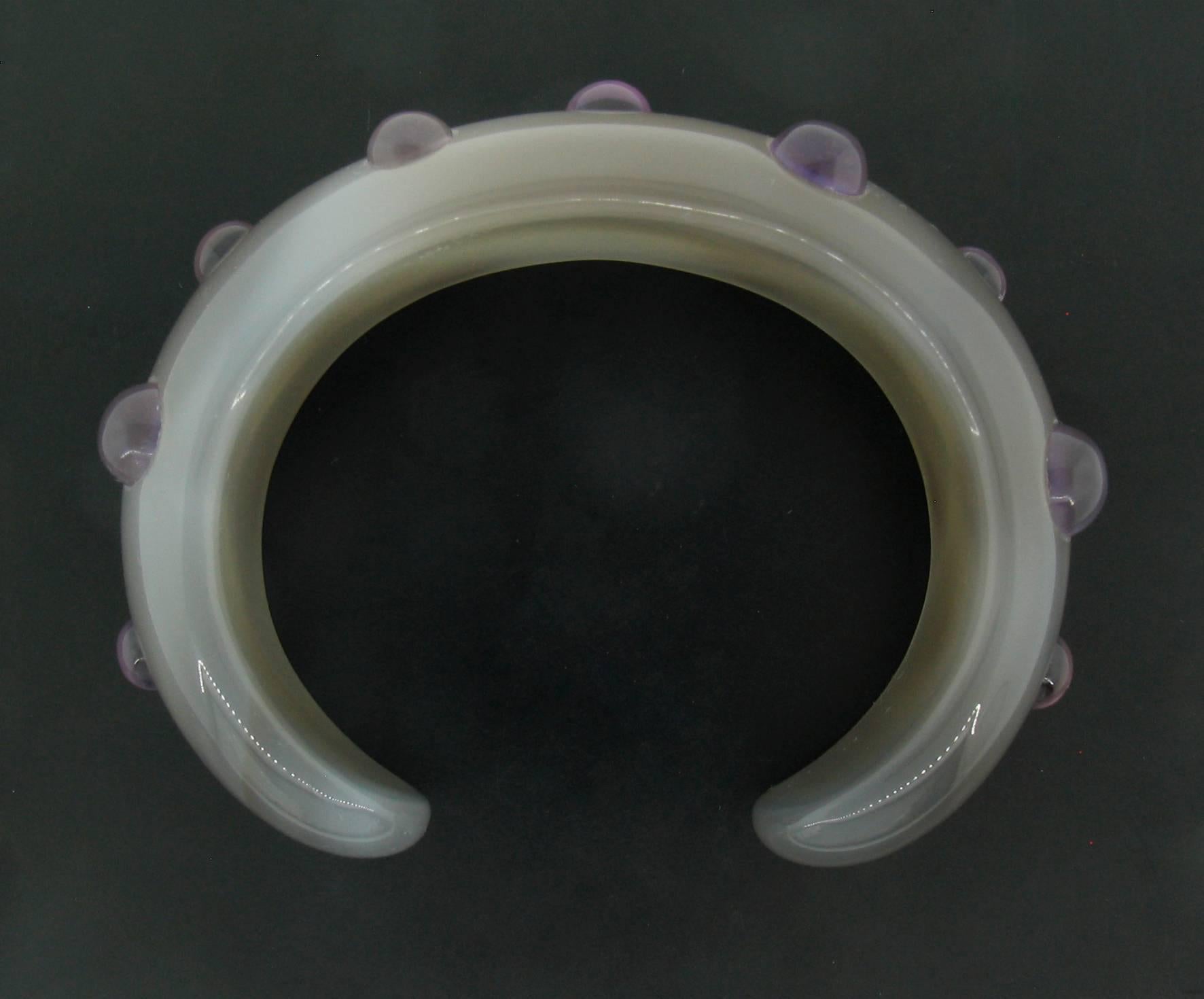 Donna Bracciale in agata e ametista intagliati in vendita