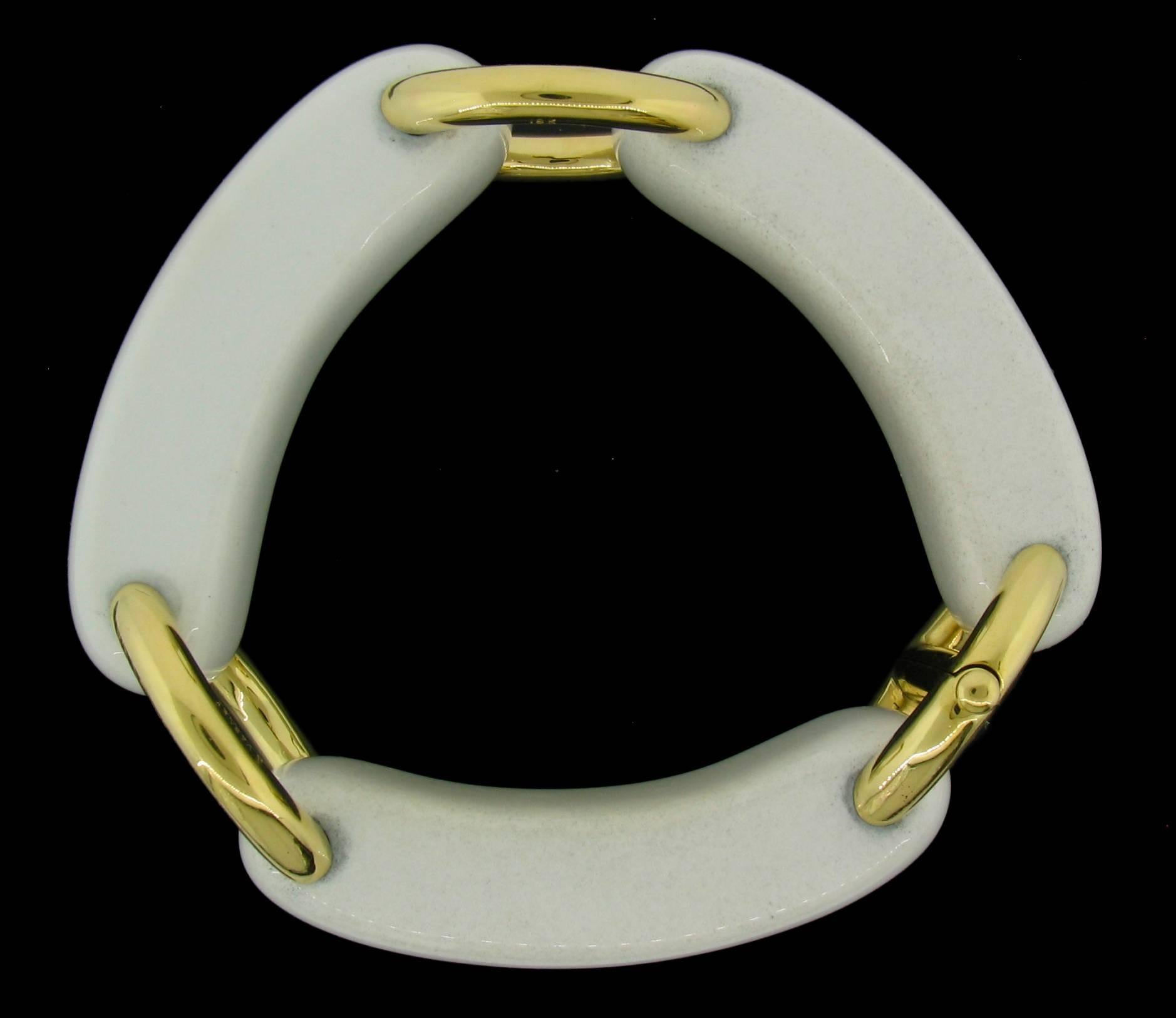 Esta pulsera de tres eslabones de ópalo cacholong, estilo 