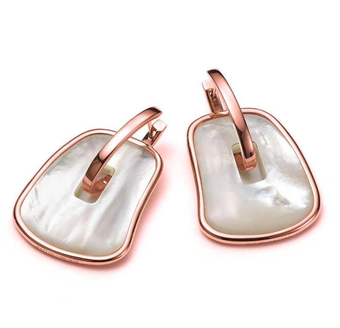 From the Puzzle Collection by Mattioli, these earrings blend inspiration both from abstract art and the 70s. Suitable for almost every occasion, these 18K rose gold hoops include a mother-of-pearl puzzle enhancer framed in gold.