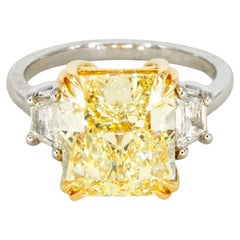 GIA-zertifizierter 8 Karat Strahlenschliff Fancy Gelber Diamant Platin 18K Gold Ring